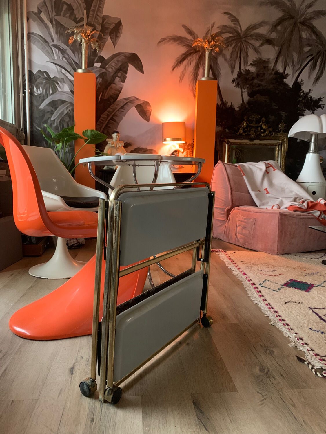 Folding service with wheels