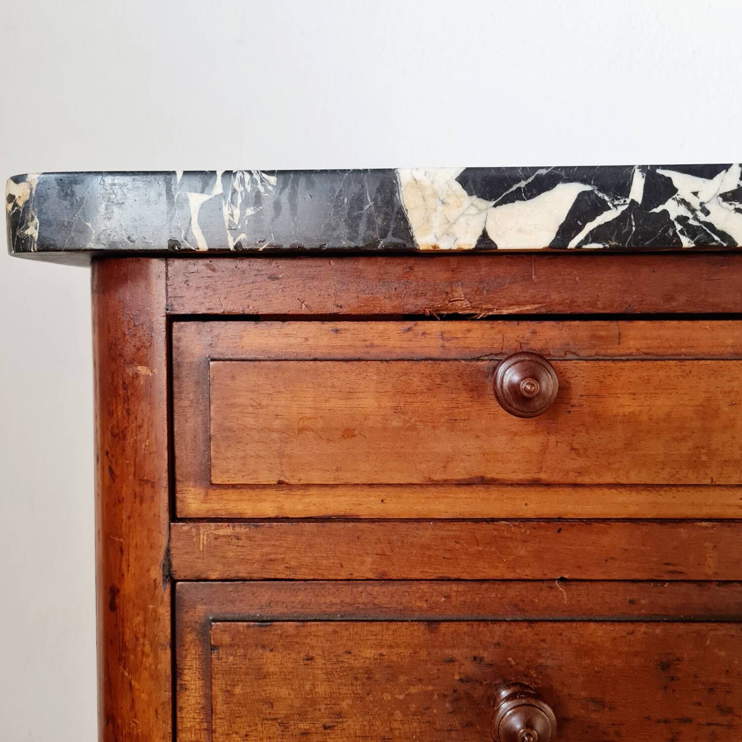 Paire de chevets Art déco en bois et marbre noir