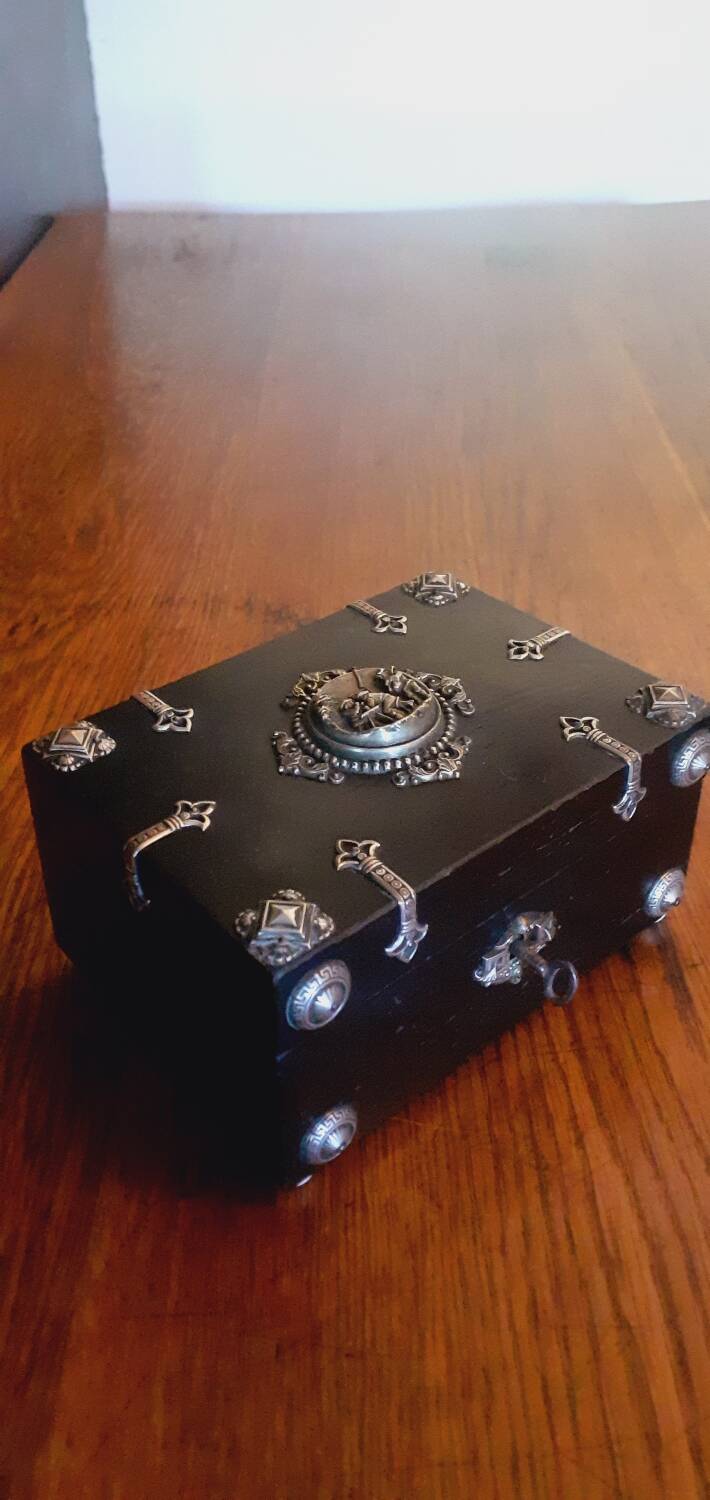 Coffret NIII XIXÈME En Bois Laqué Noir Richement Décoré.