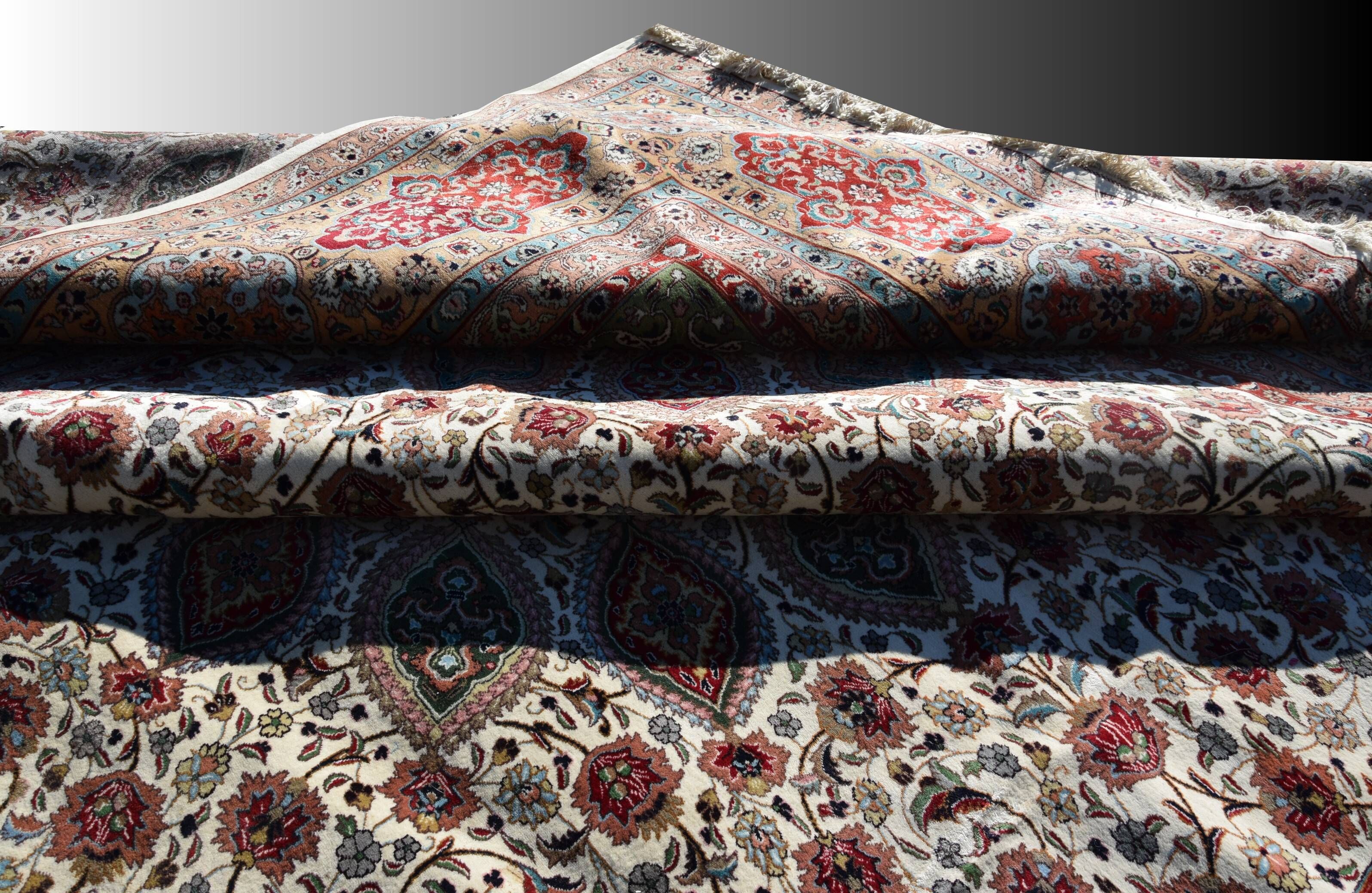 Magnificent Persian carpet from Tabriz, Iran, made of wool and silk: 435 x 350 cm.