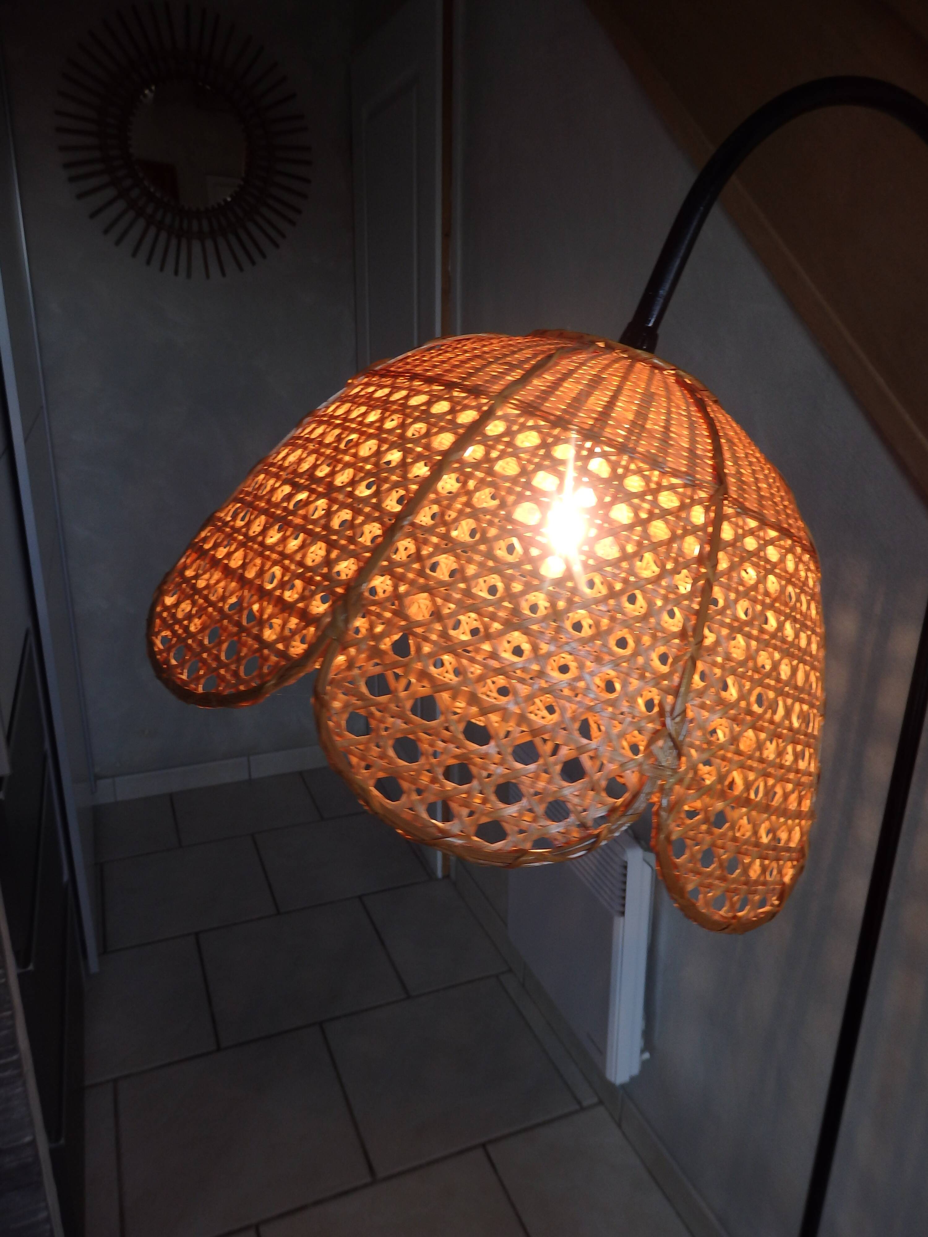 Rattan tablet lamppost