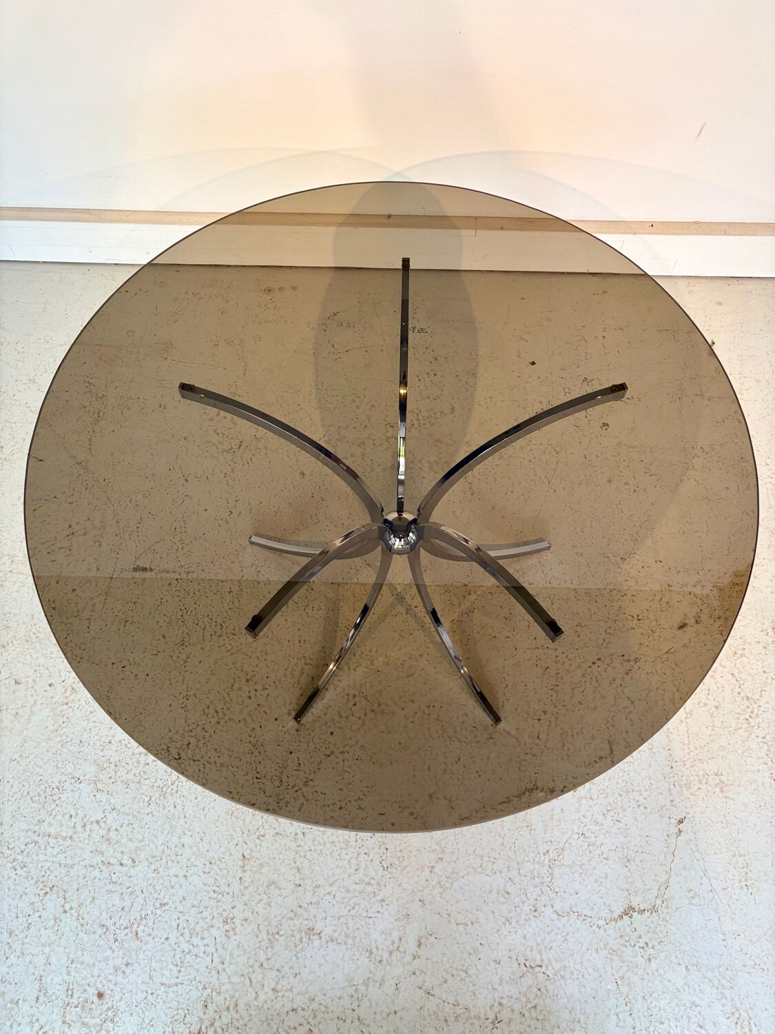 Table ronde vintage années 70 – verre fumé & piètement chrome –