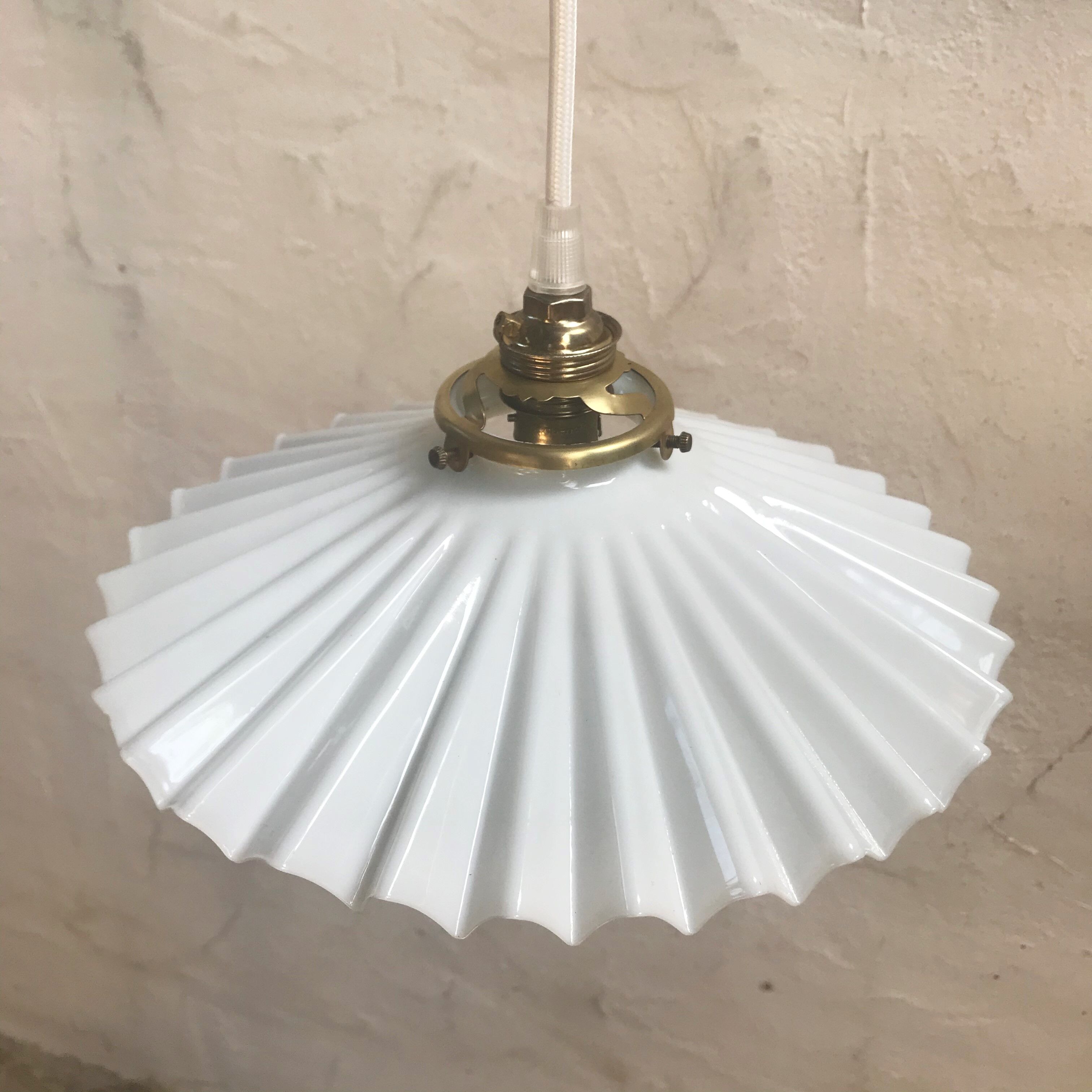 White pleated opaline hanging lamp