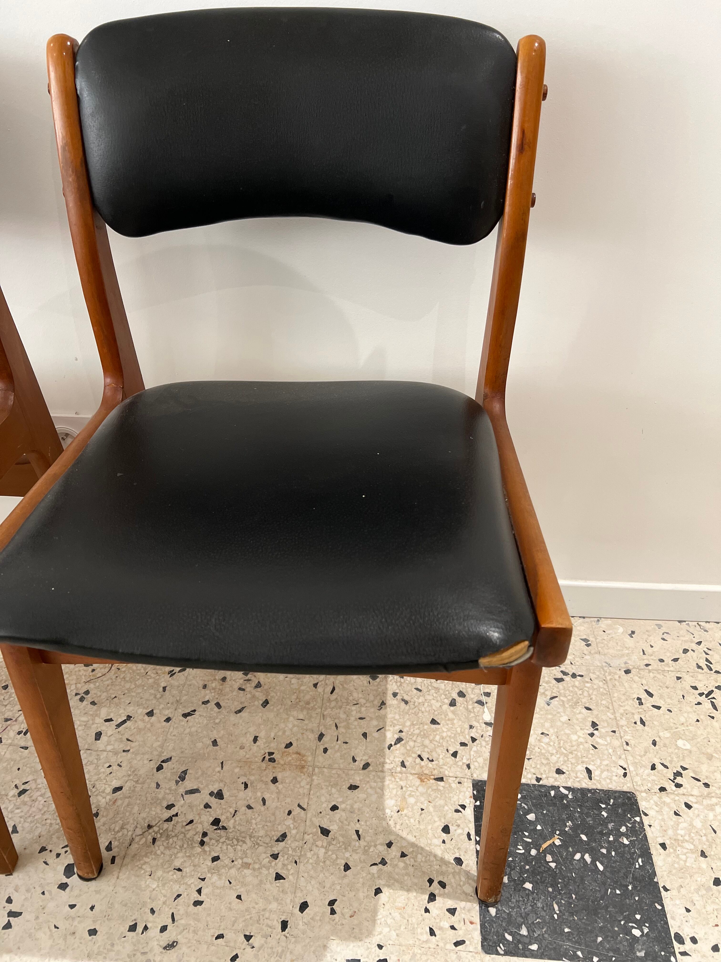 Chaise vintage scandinave en bois et simili cuir noir