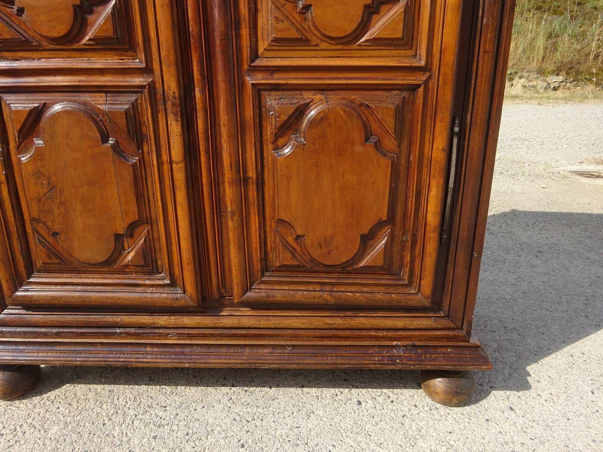 Ancienne armoire Louis XIII en noyer massif