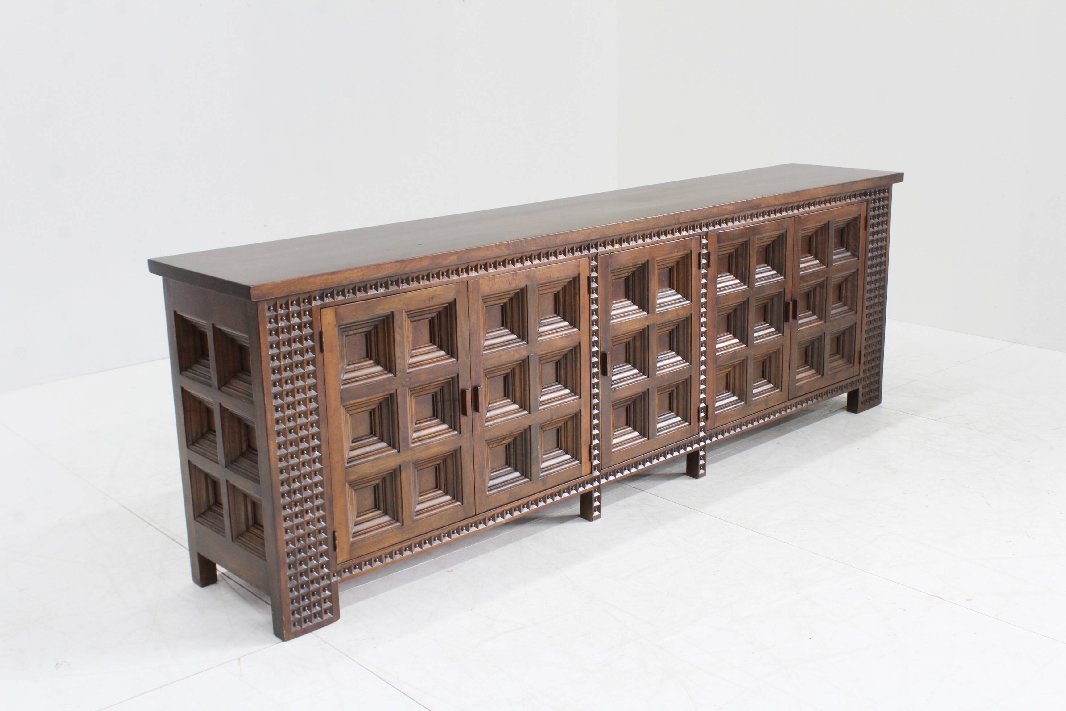Buffet brutaliste espagnol en bois massif
