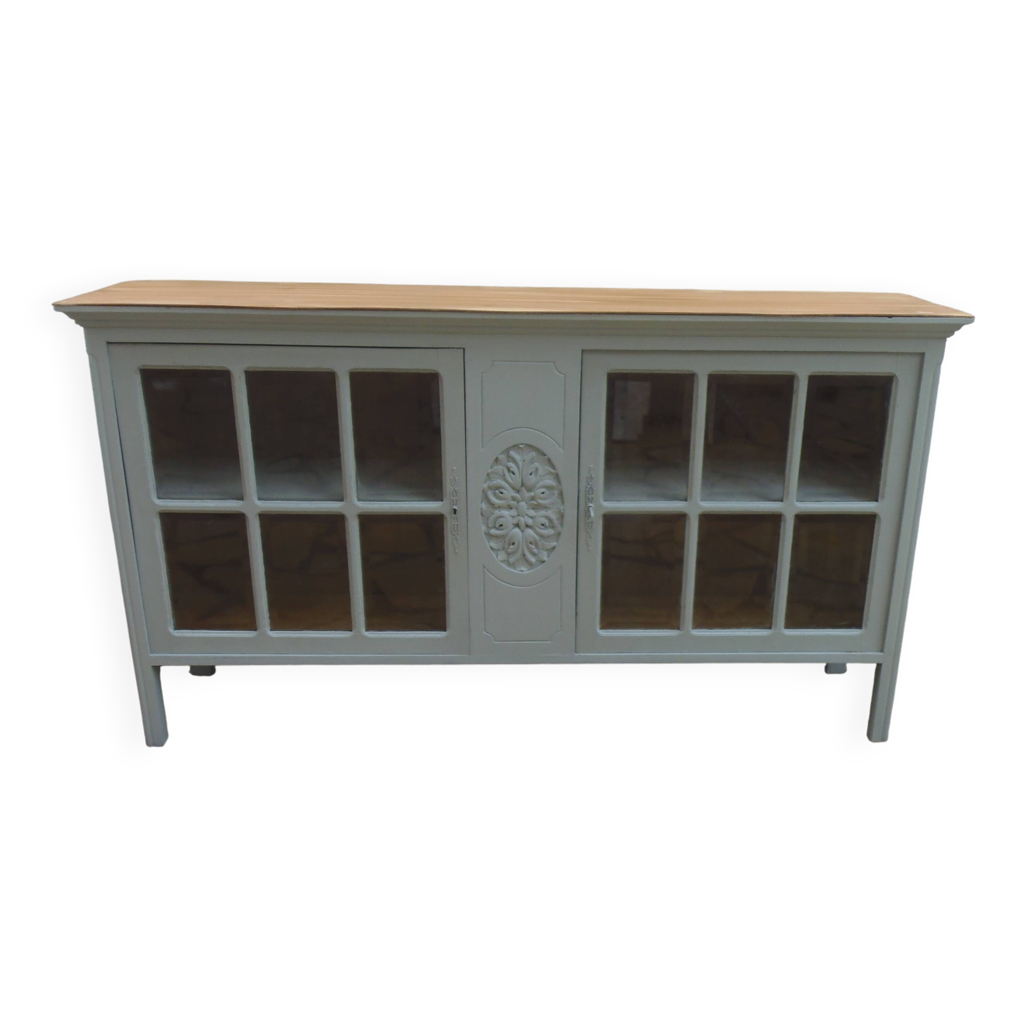 Vitrine vintage de faible profondeur sublimée en vert de gris plateau bois.