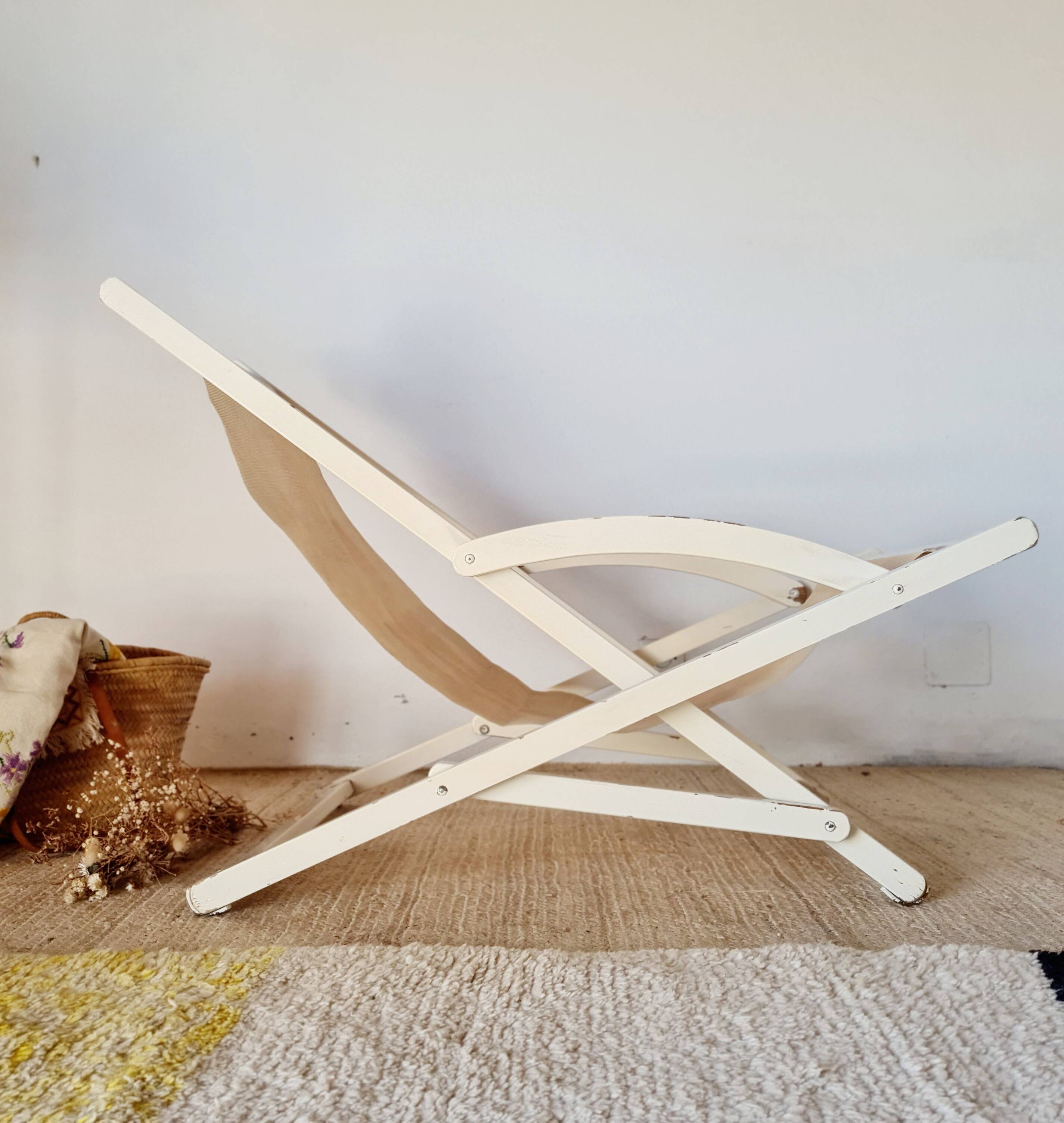 Old white wood deck chair Triconfort