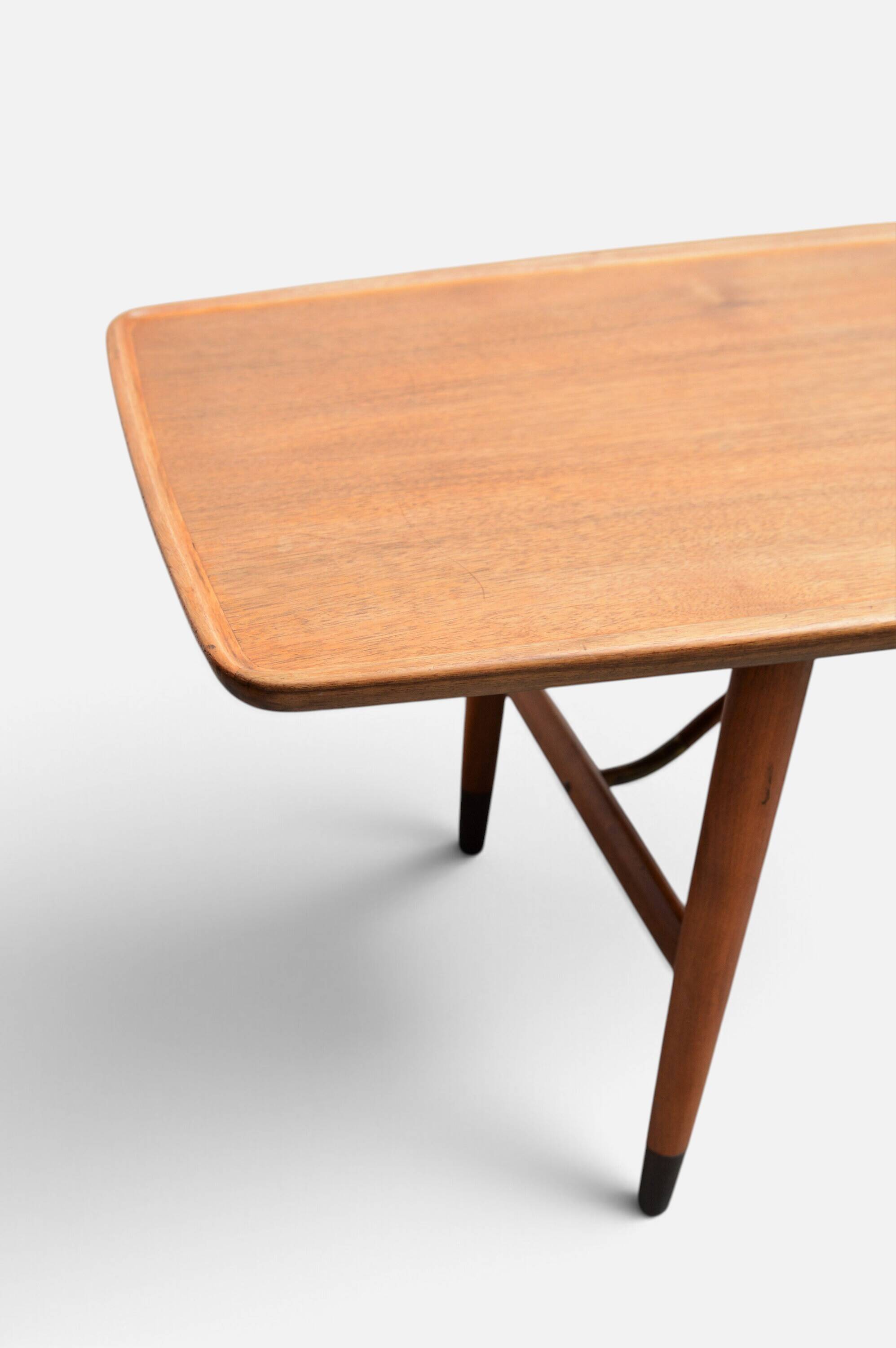 Table basse Anton Kildeberg (attribuée), noyer et laiton, Danemark années 1950-60.