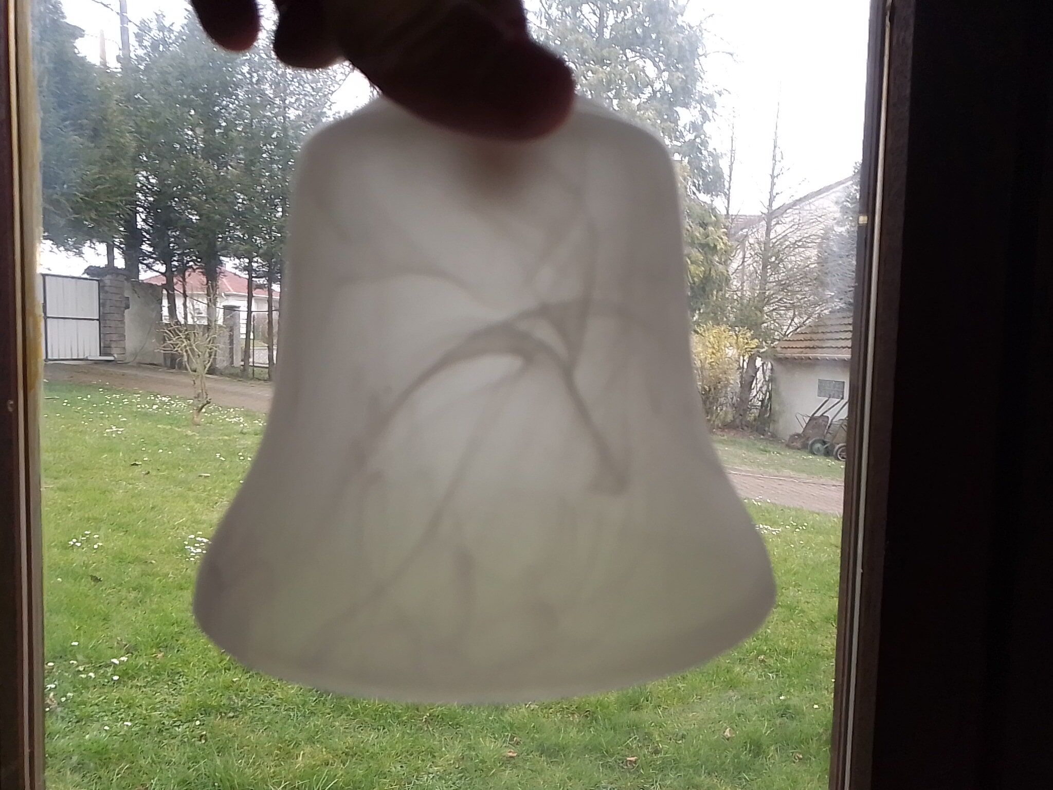 Lampe à poser pied métal chromé et abat-jour en verre blanc 37 cm