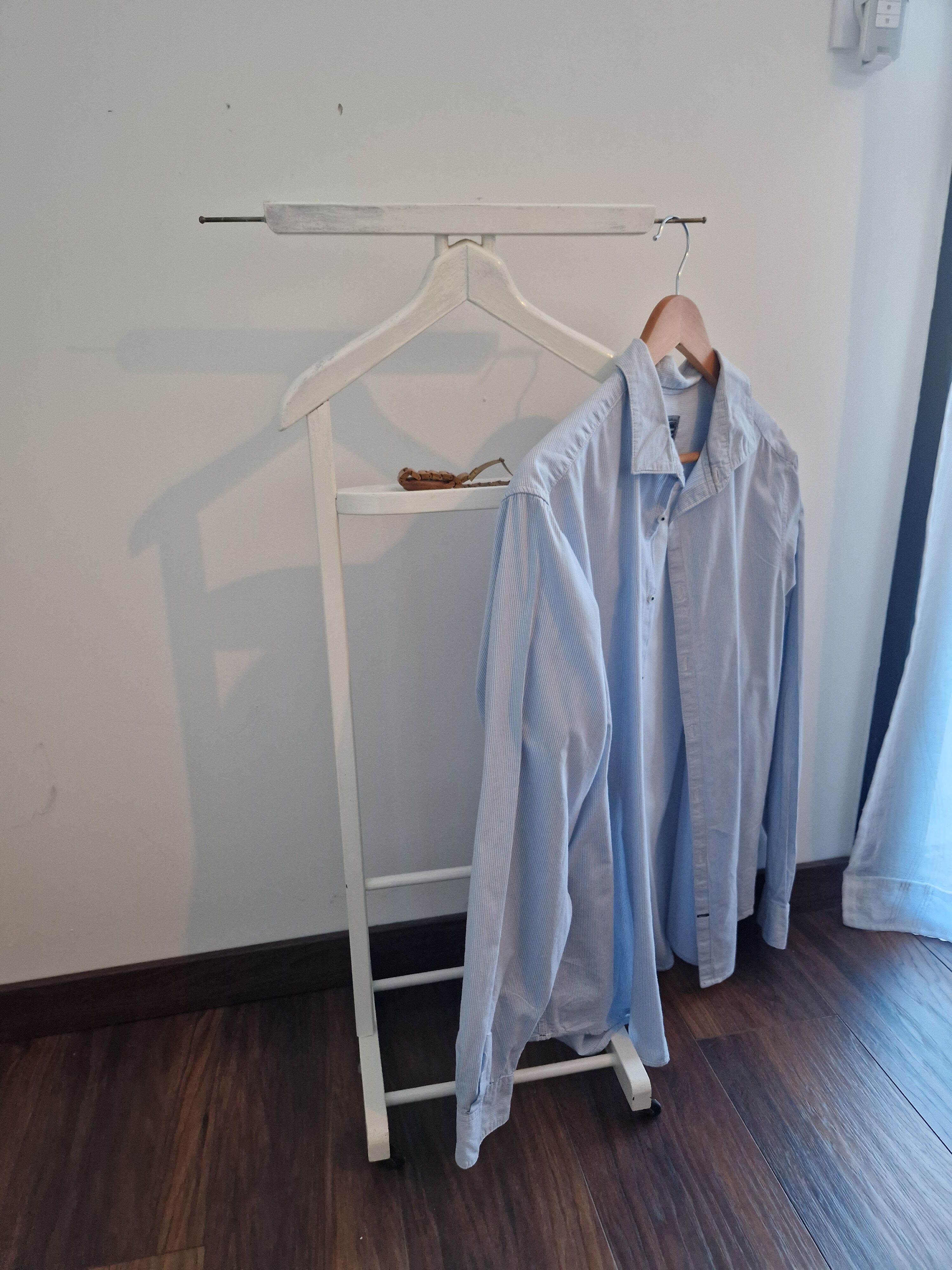 Shabby chic wooden valet