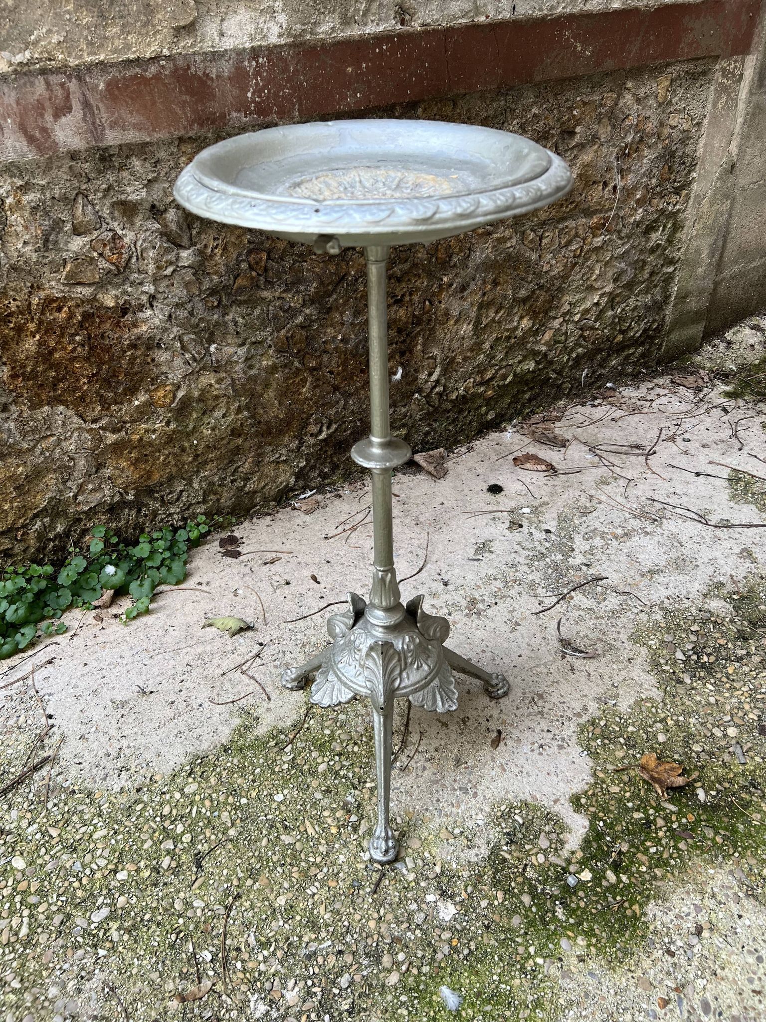 Side table pedestal table with silver cast iron plant