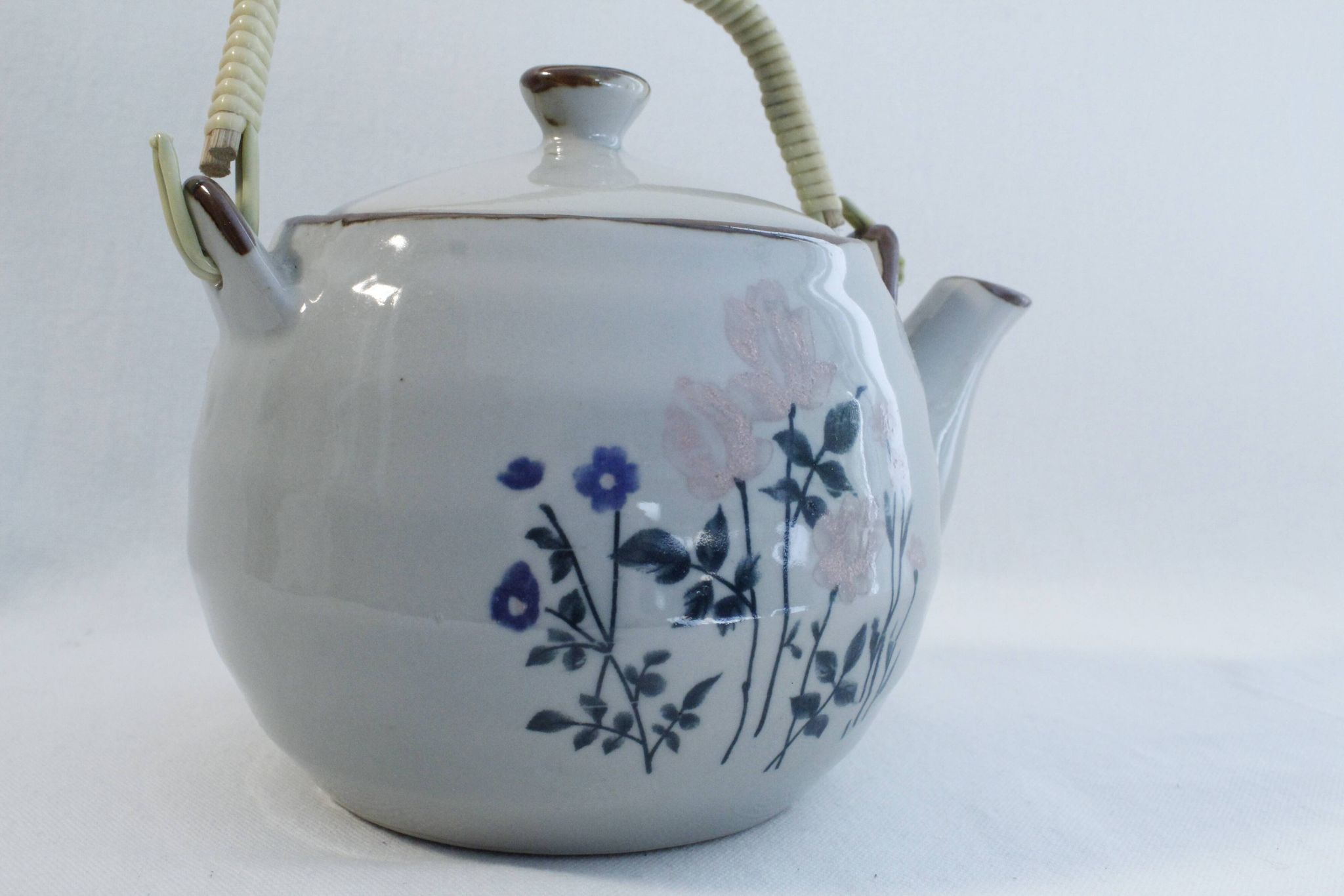 Théière vintage - motifs fleuris