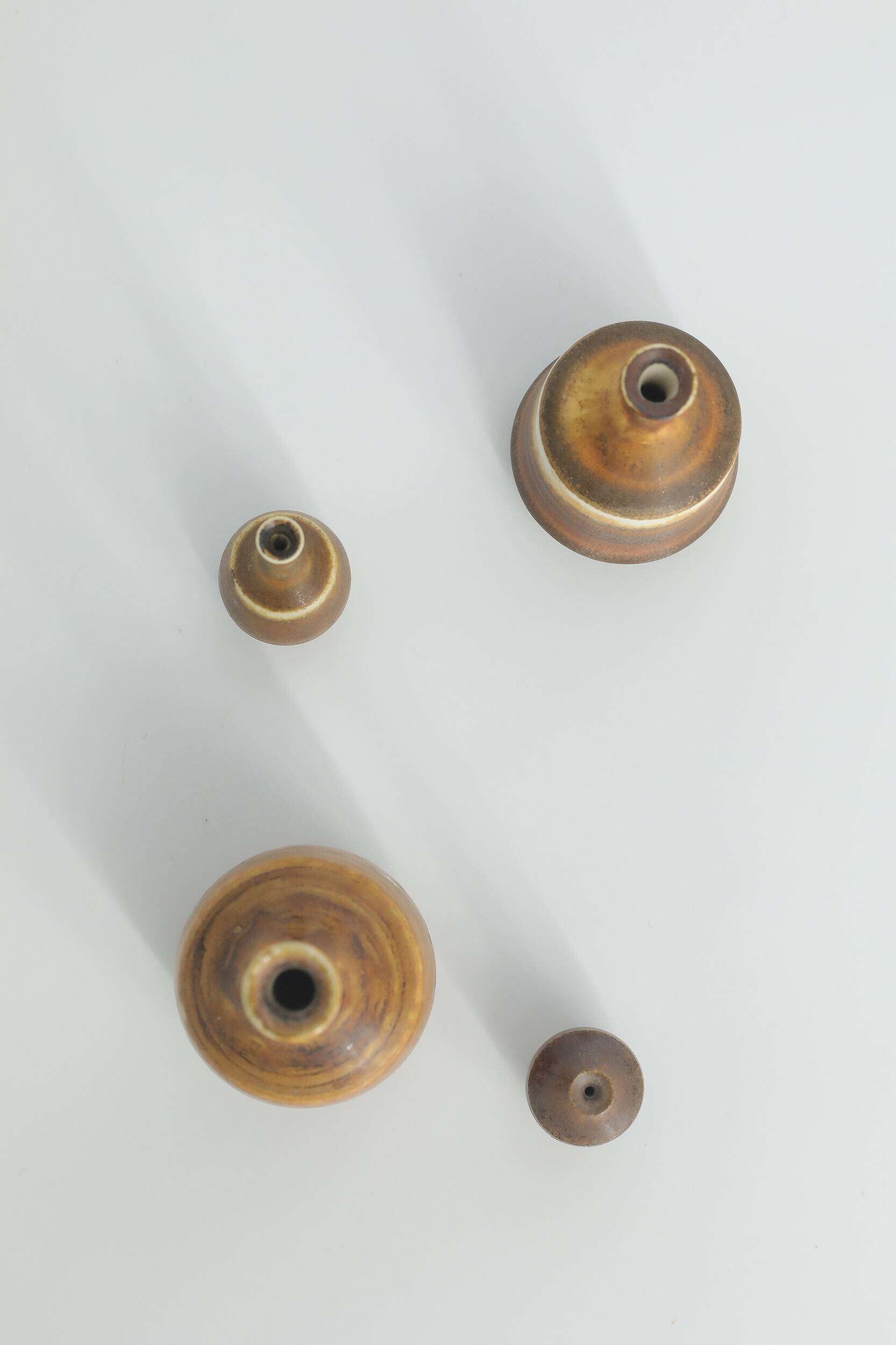Suite de 4 vases de collection Mid-Century scandinave en grès marron par Gunnar Borg