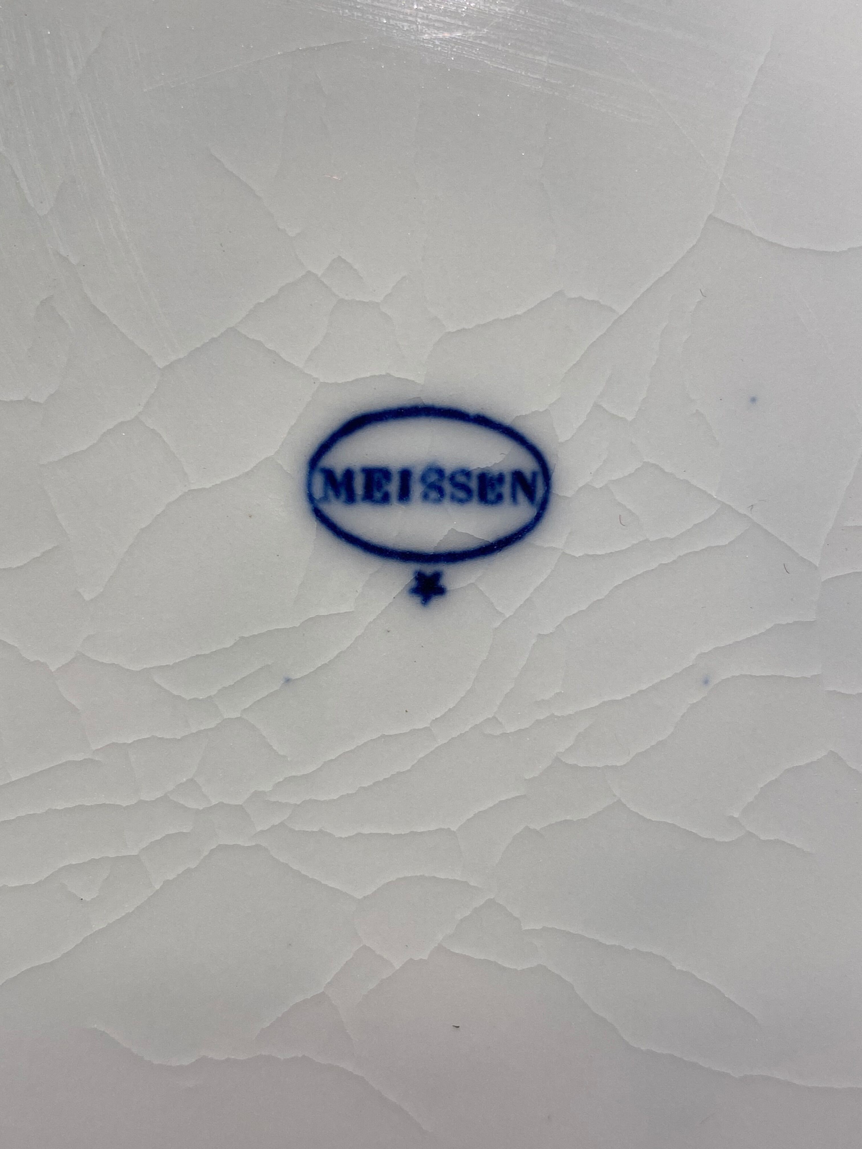 Pair of hollow plates in Meissen porcelain, onion décor