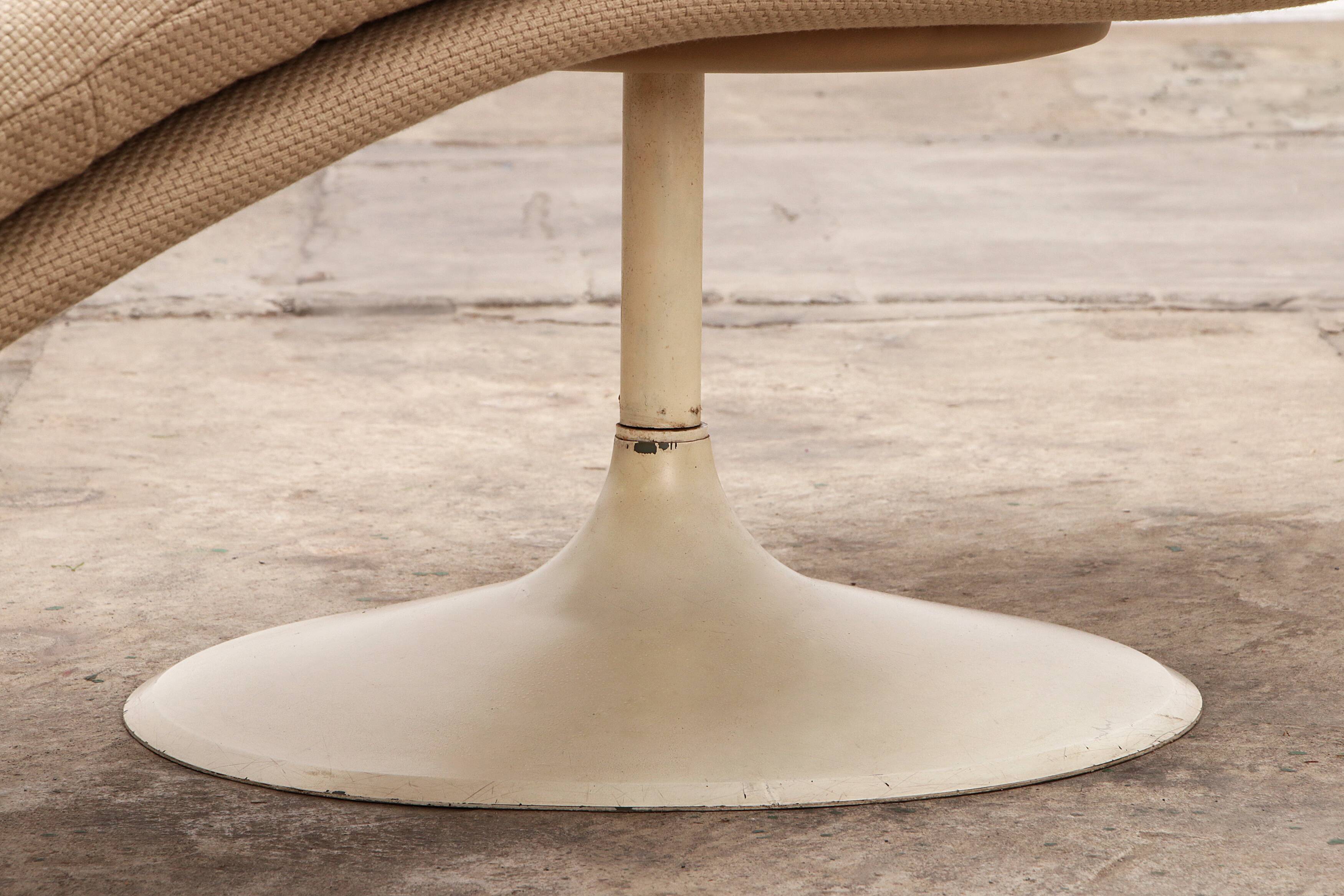 Vintage Lounge armchair reupholstered from the 1960s in the style of Knoll.