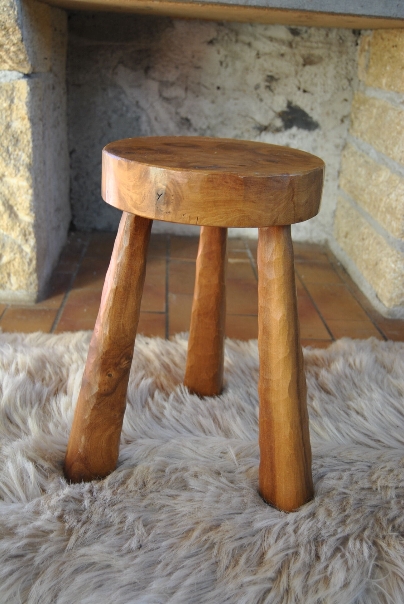 Tabouret tripode en bois vers 1950