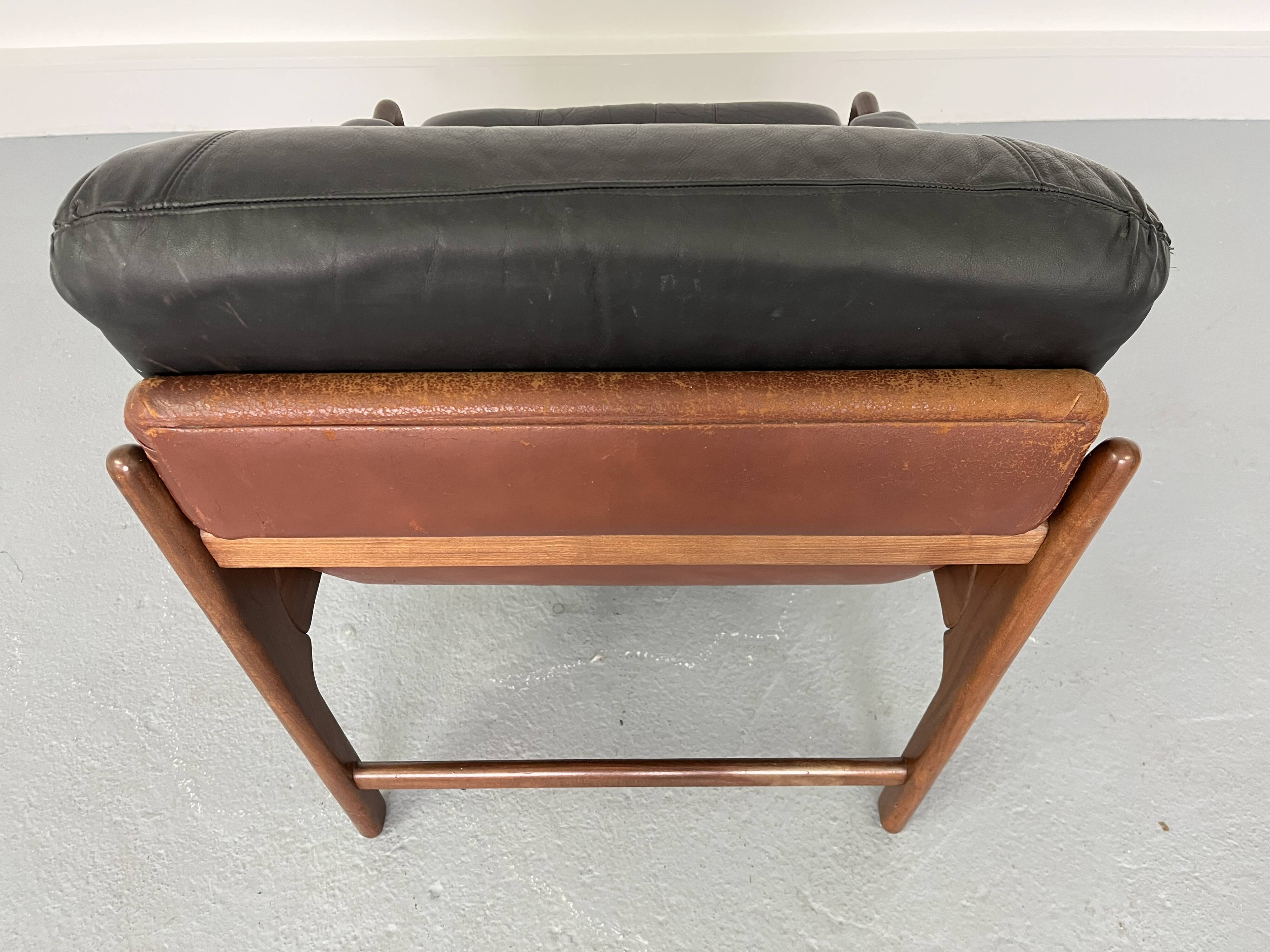 Fauteuil en teck et cuir années 1960