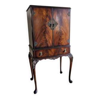 Cabinet anglais style Chippendale en acajou massif par Burton Reproductions Limited