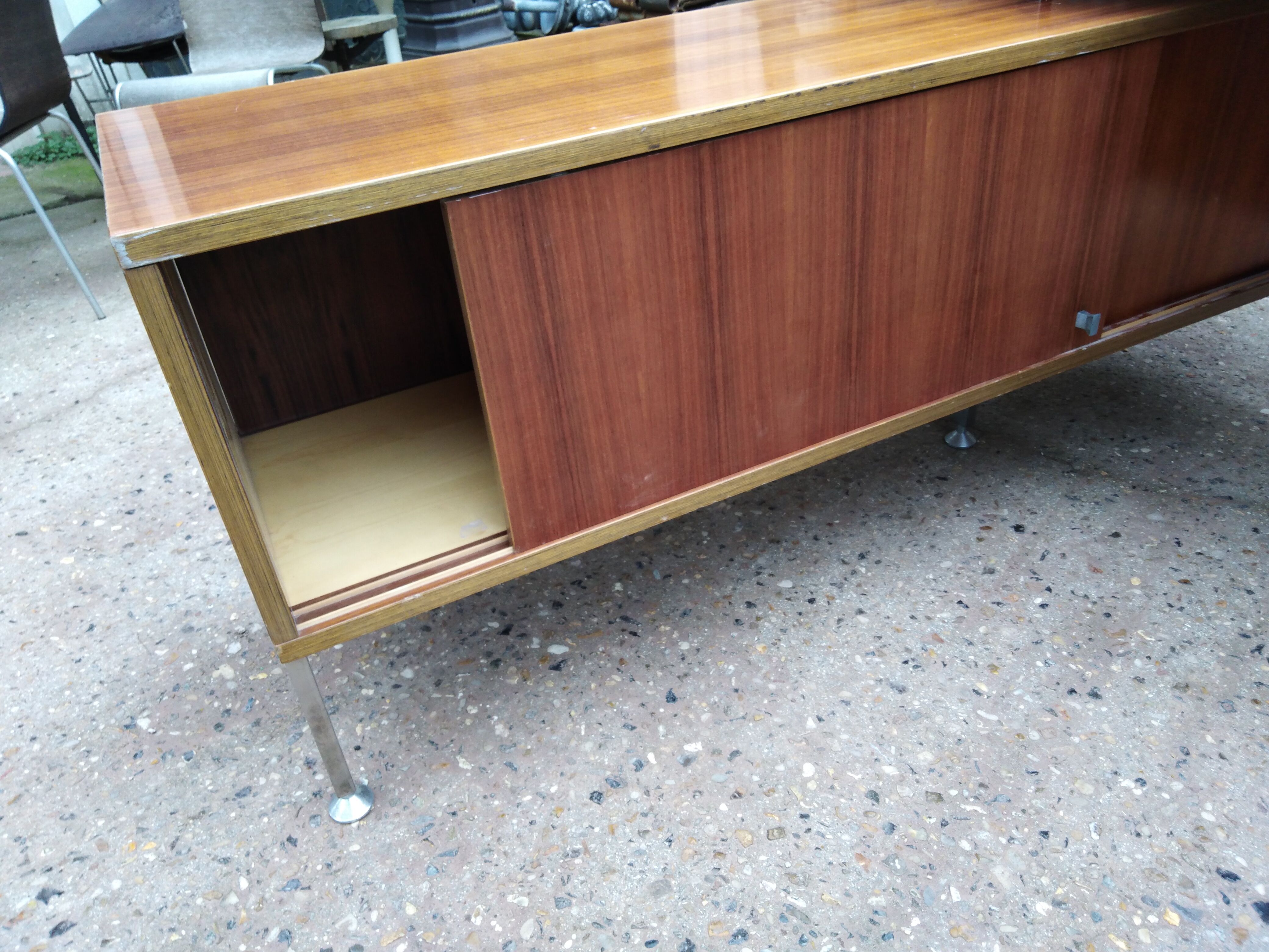 Grand Bureau design 1970 with return. light wood and chrome pietement
