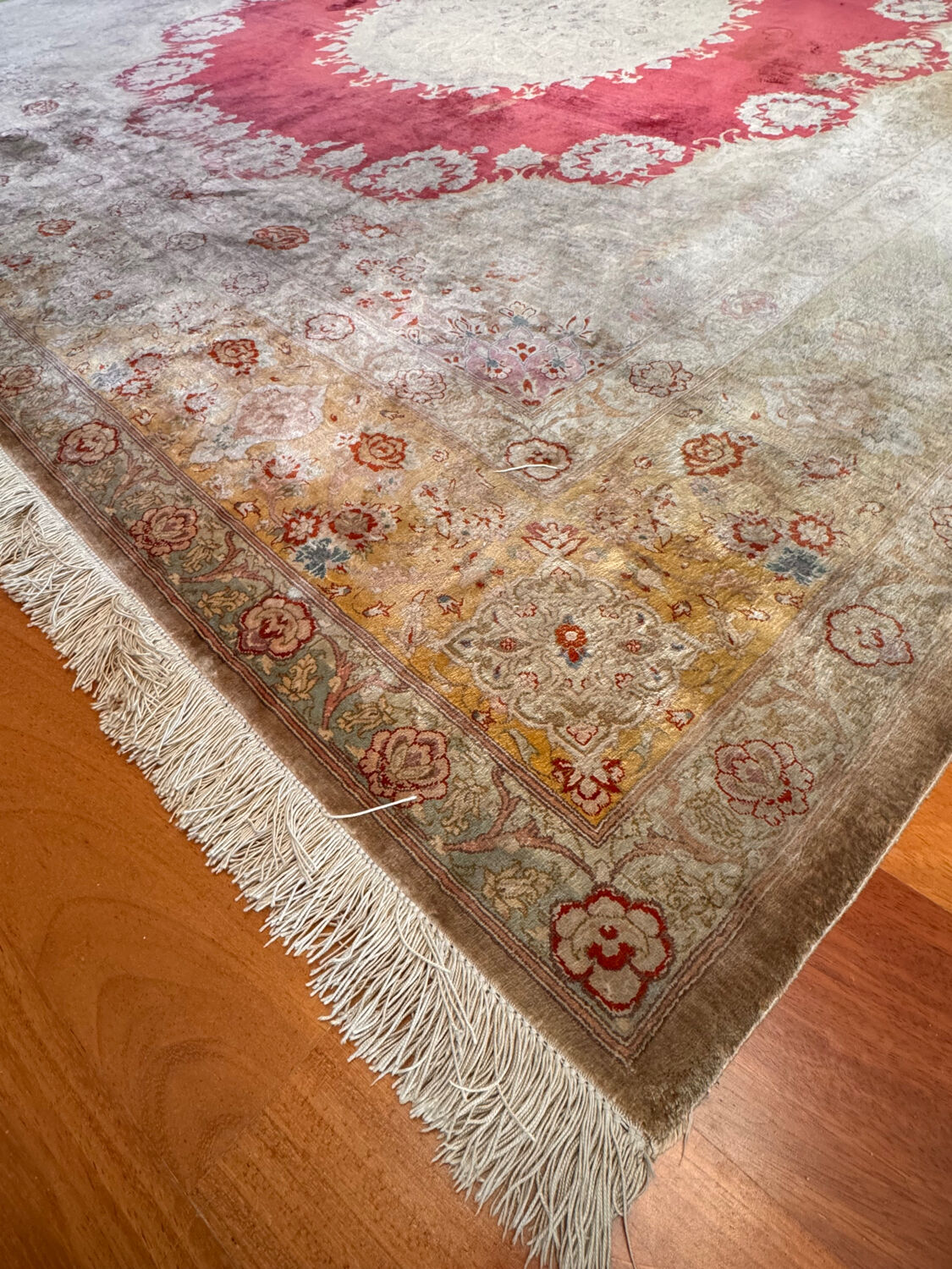 Extra fine Ghoum carpet from Iran in silk, signed Bahrami.