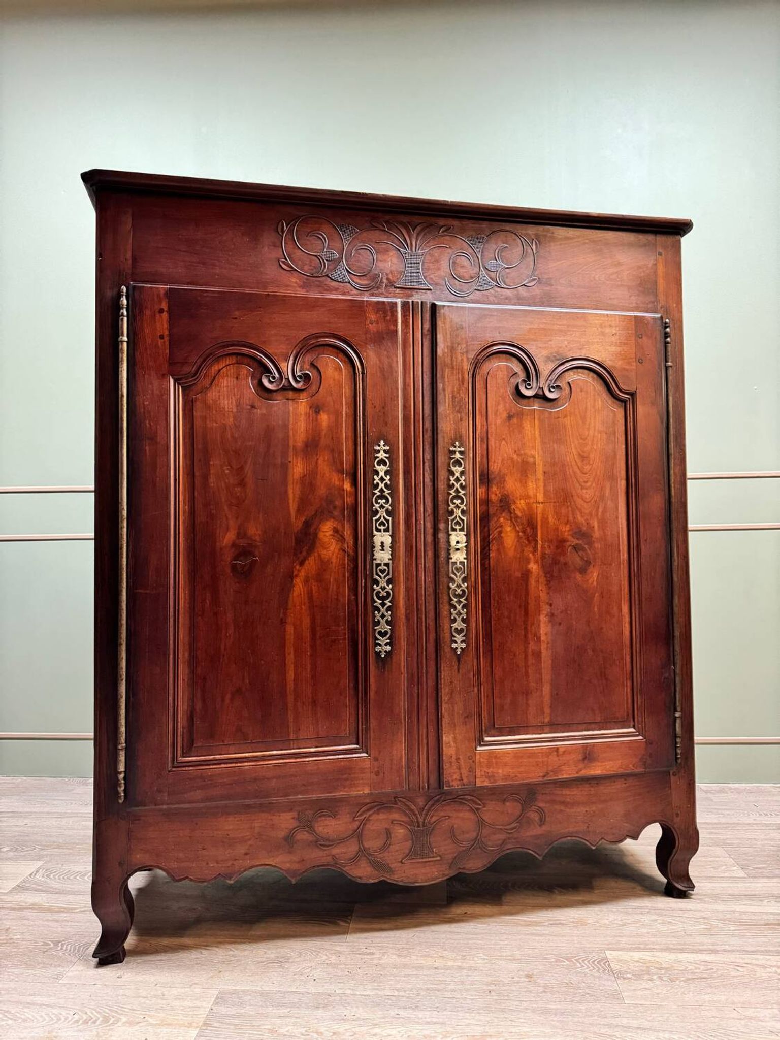 Armoire trois quarts en noyer de style Louis XV, XIXème siècle