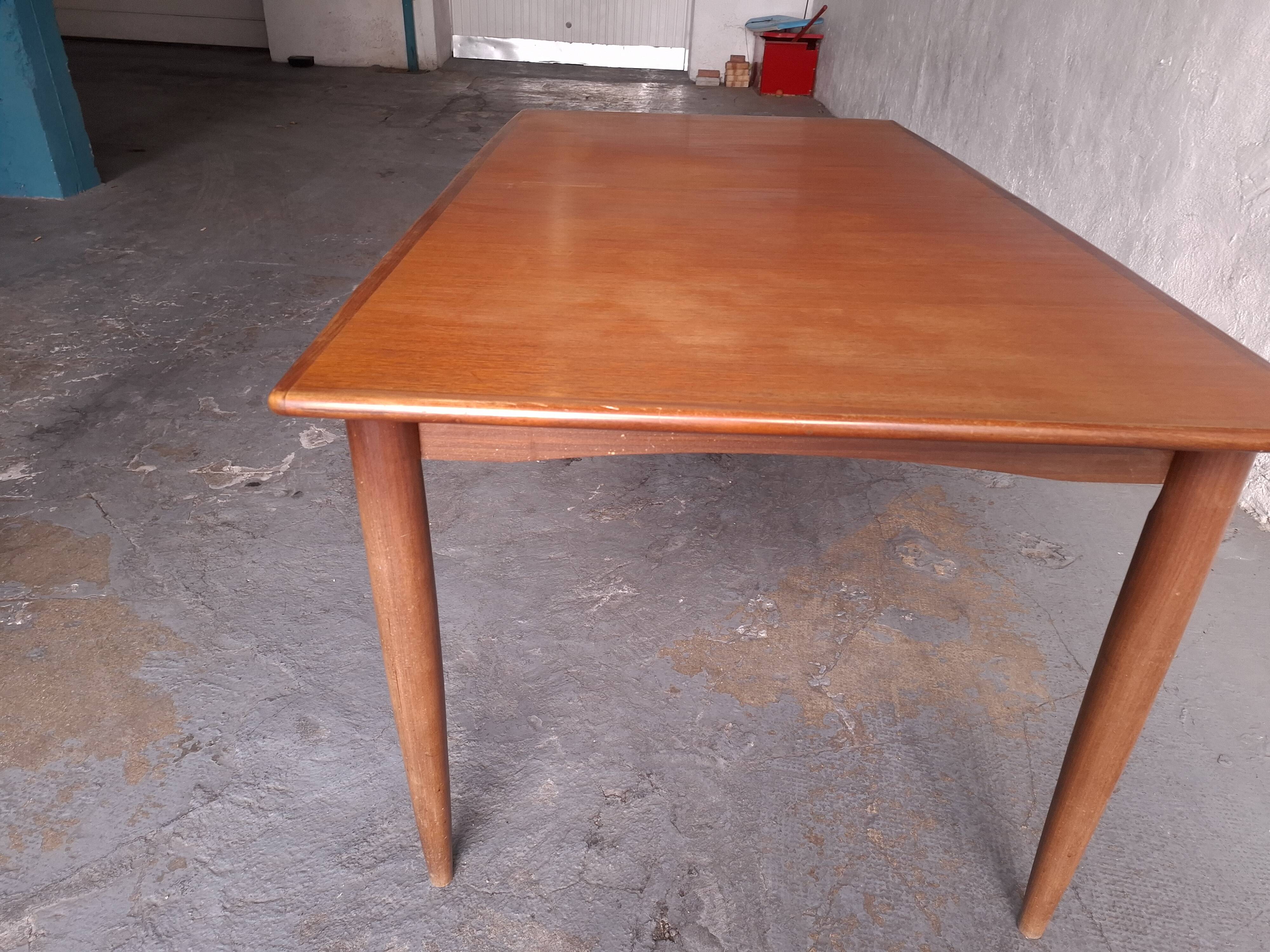 Scandinavian type table with integrated extension