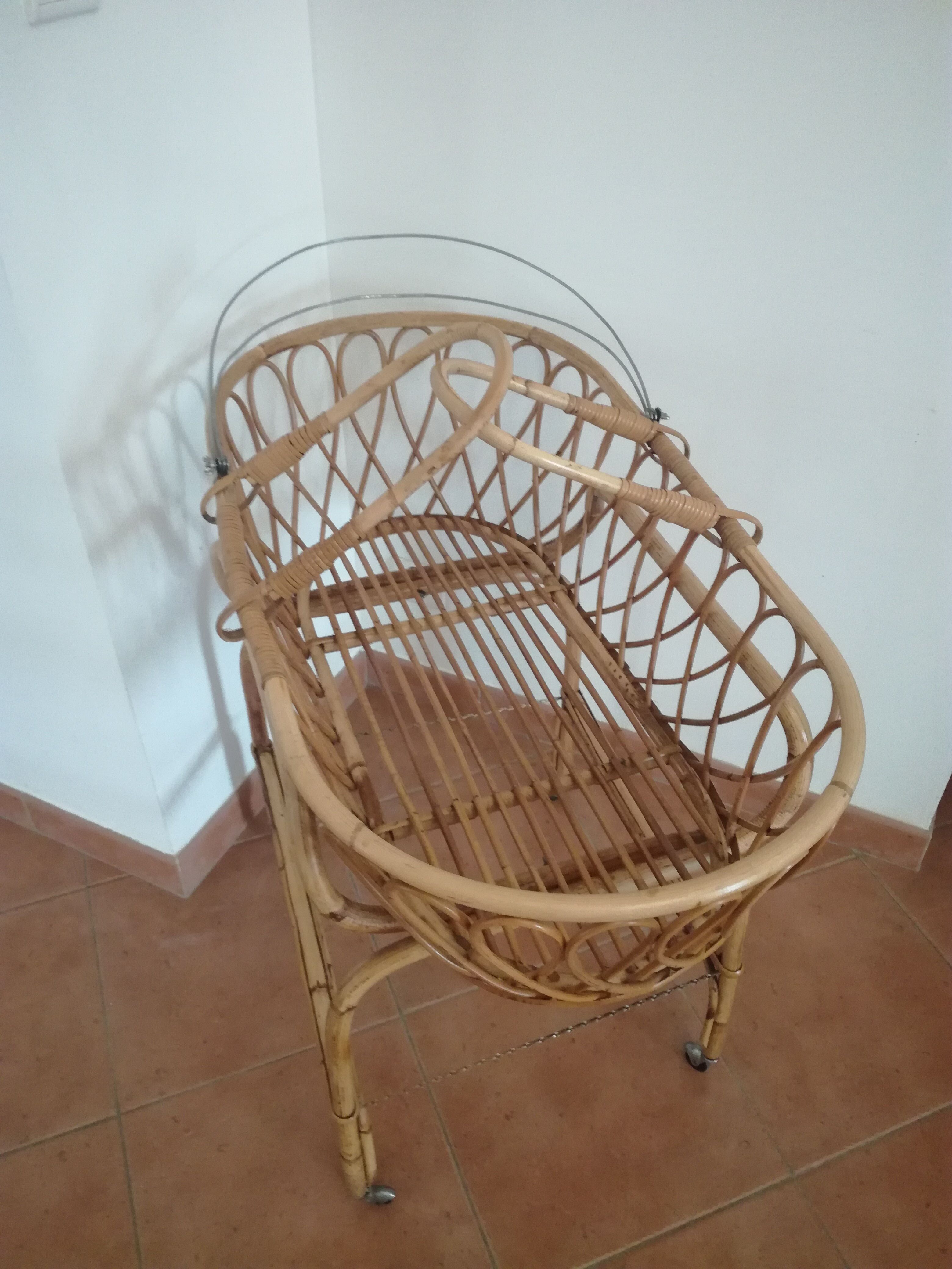 Rattan cradle with its support