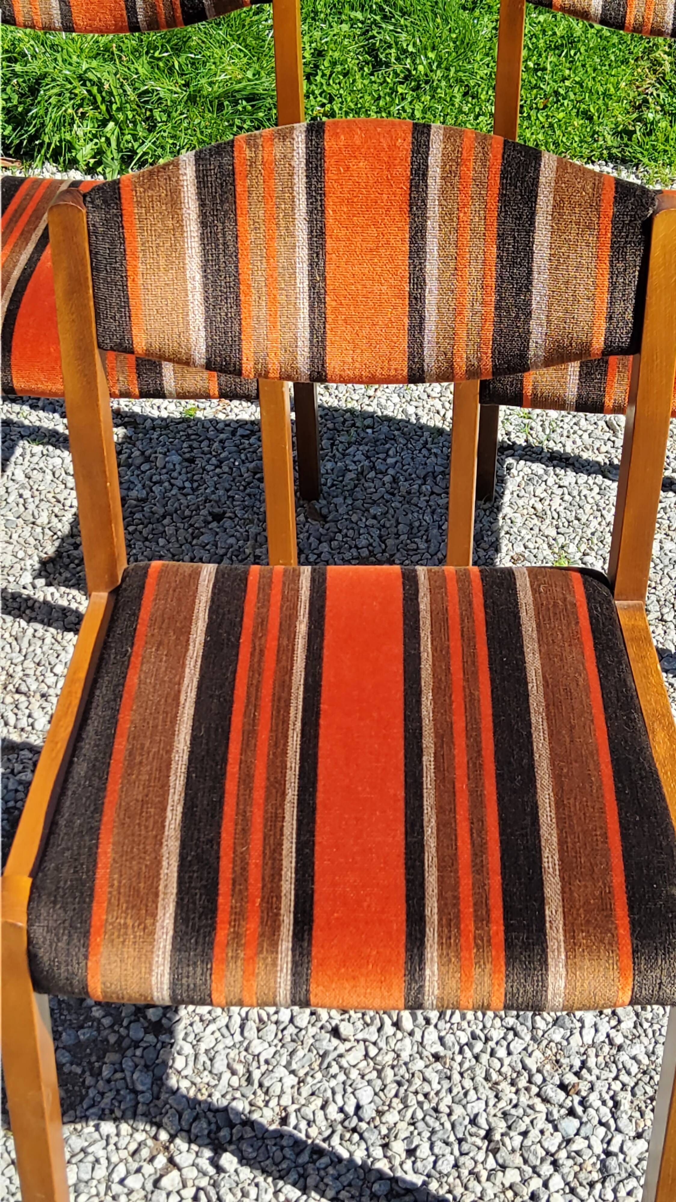Set of 5 70s designer chairs in beech and orange and brown velvet Self éditeur