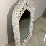 Miroir vintage en rotin blanc à encadrement gothique