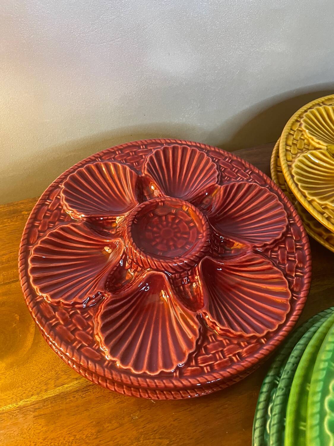 10 colorful oyster plates
