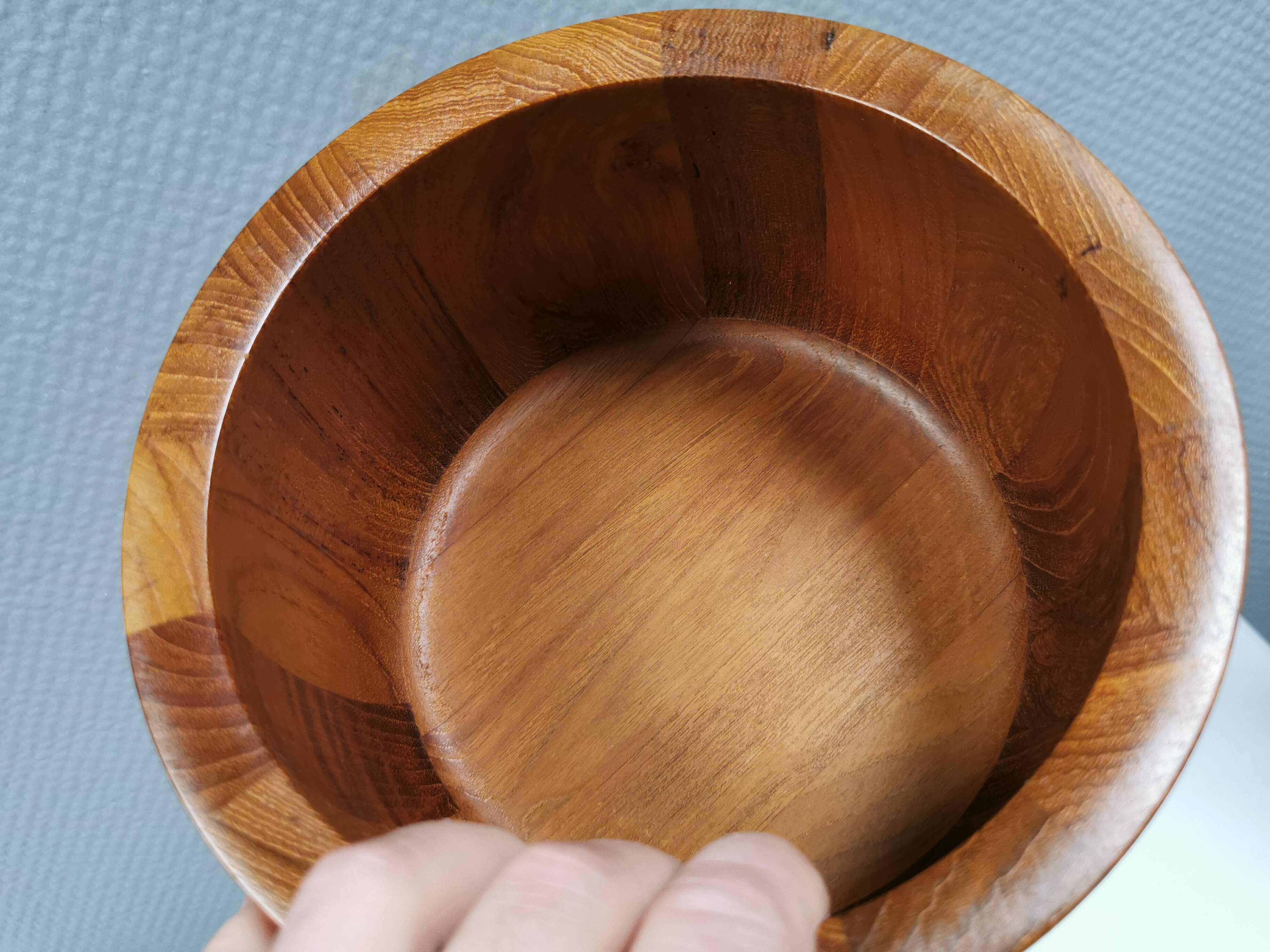 Beautiful large teak bowl from the 1970s by Nissen Denmark
