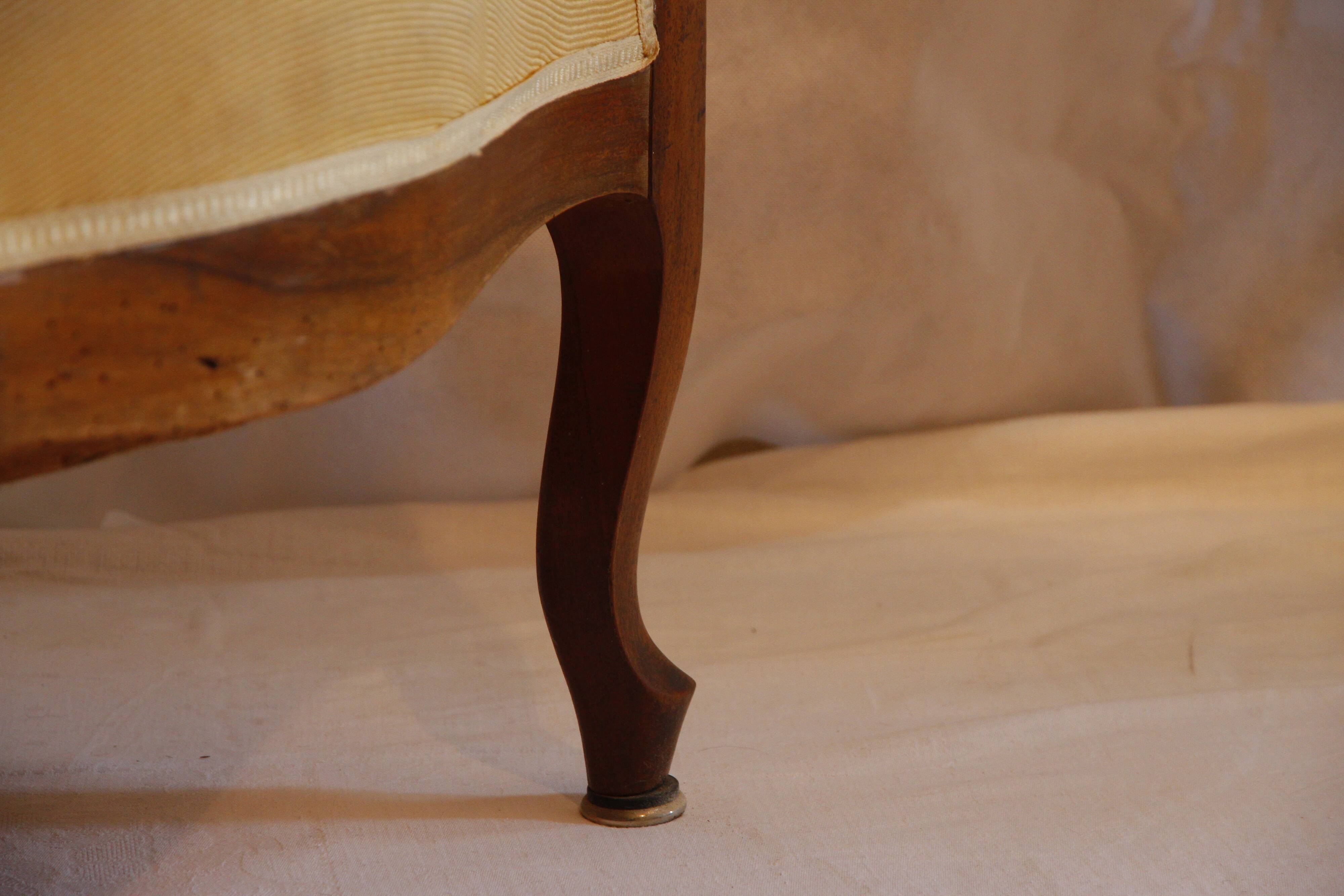 Fauteuil voltaire à oreilles, tissu jaune, XXe siècle