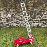 Camion de pompier avec échelle en bois