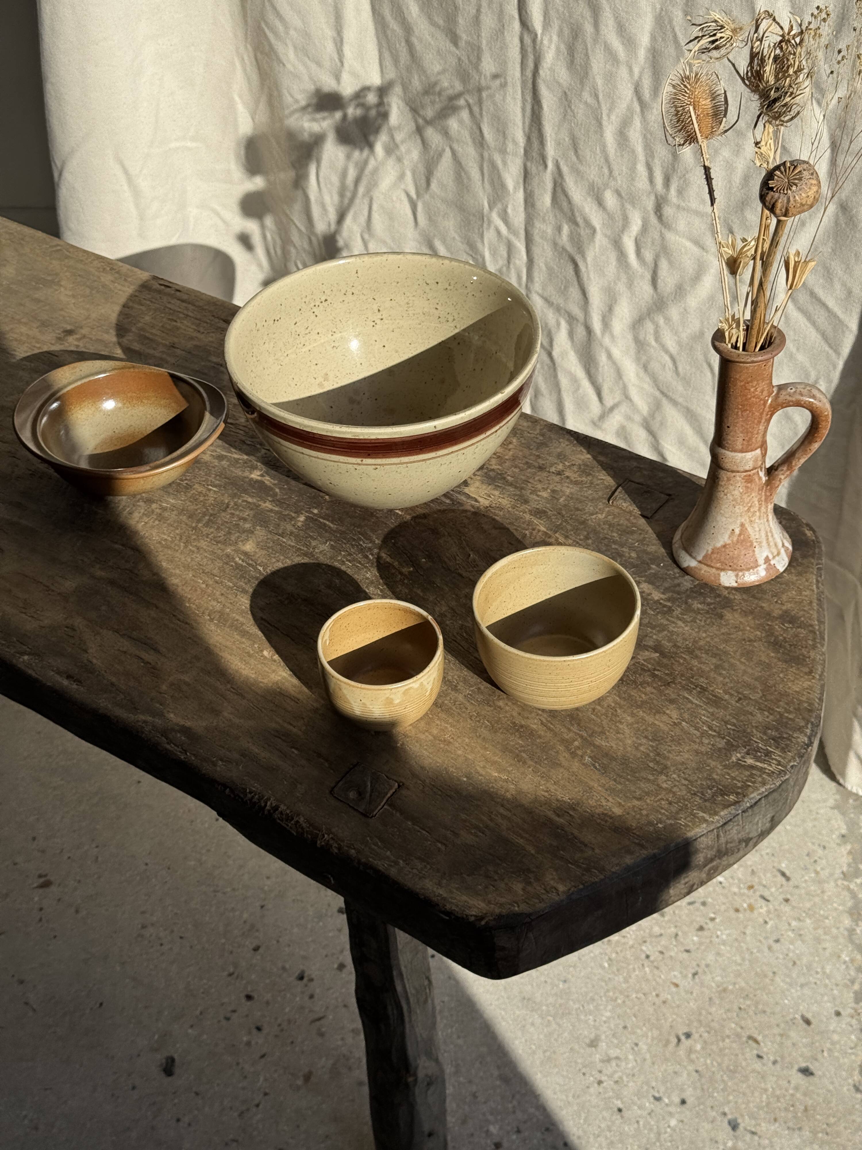 Large speckled beige salad bowl with ochre trim H14 D25