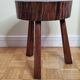 Table d'appoint brutaliste en bois massif tripode