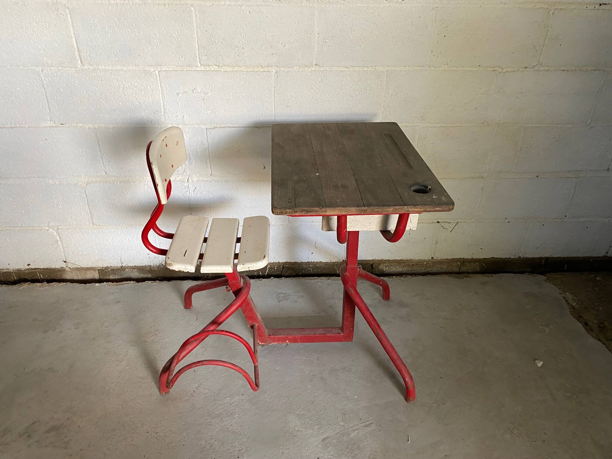 Child's desk in steel and wood from the 1950s.