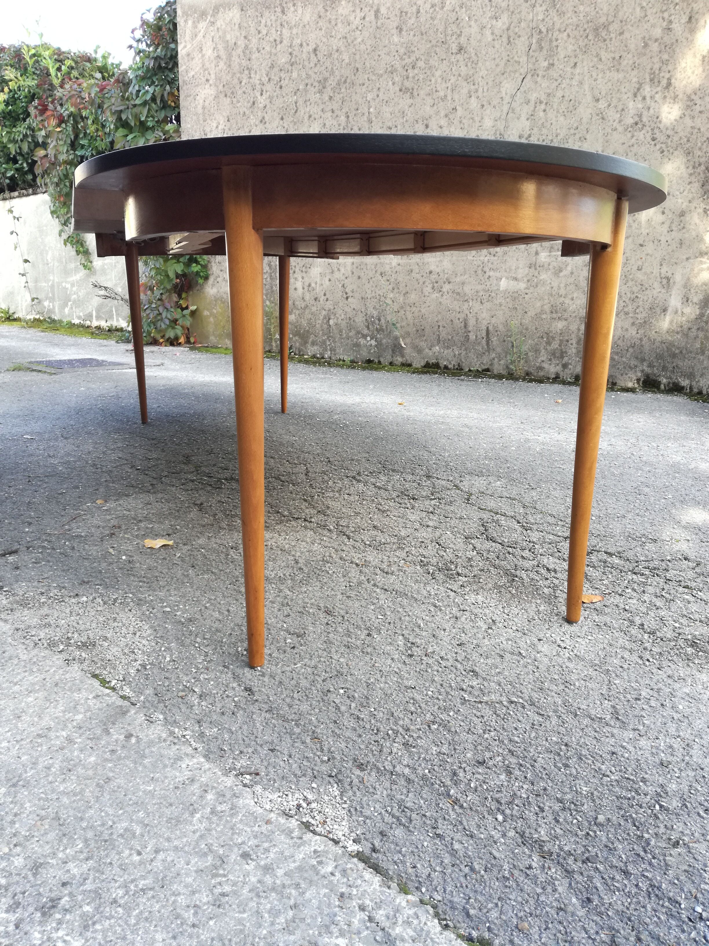 Expandable round dining table 2m46