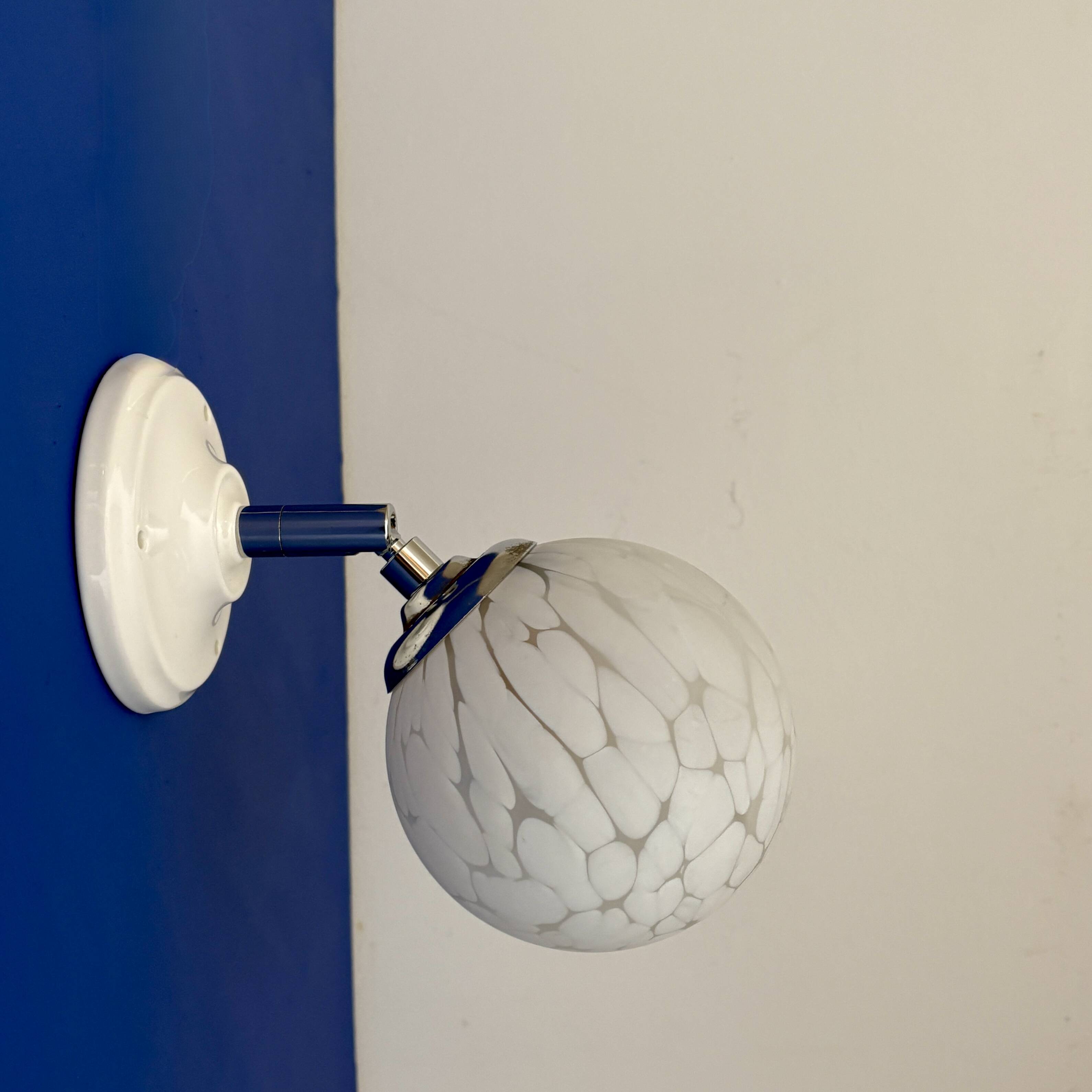 Applique globe vintage en verre de Clichy blanc