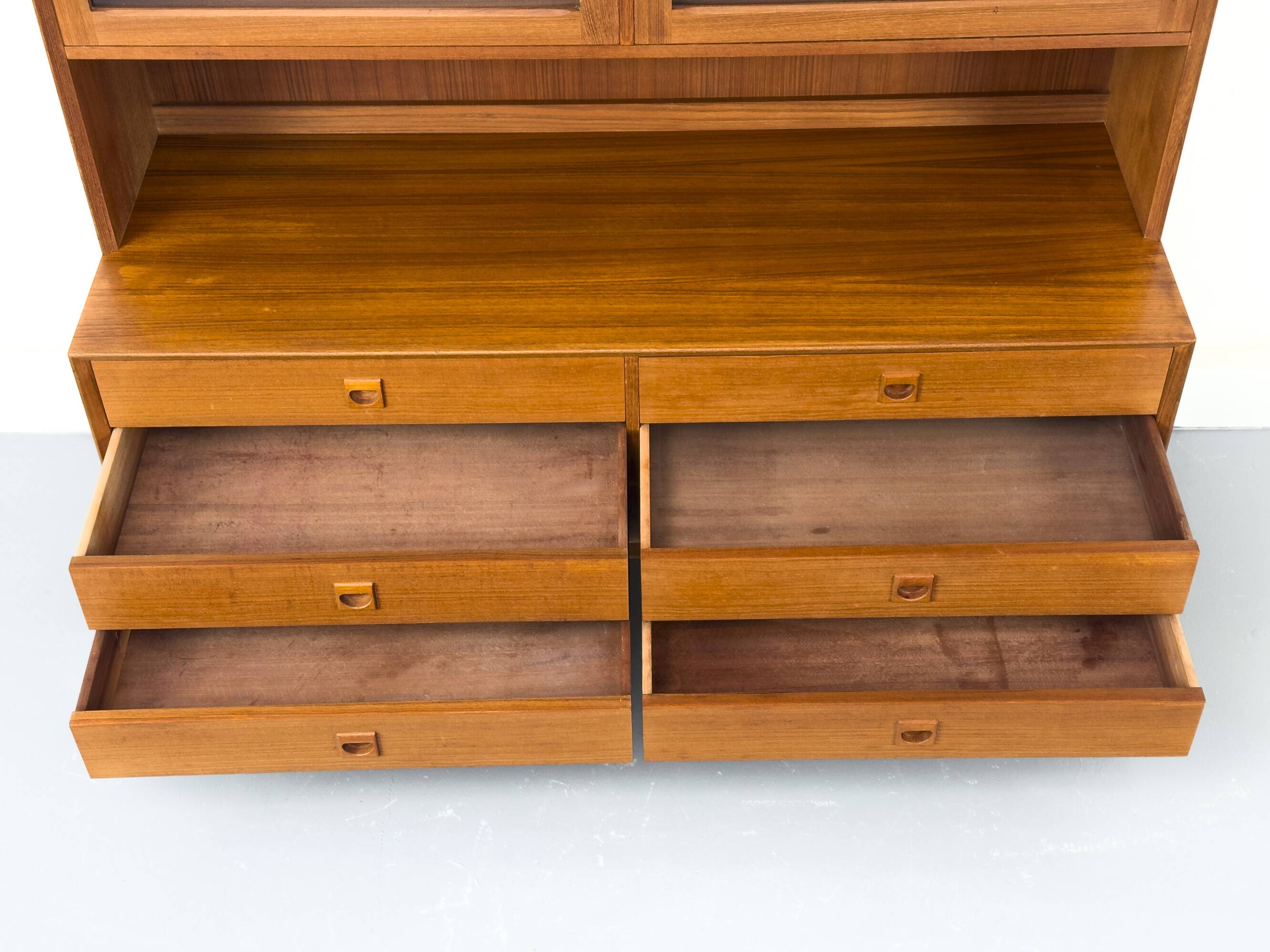 Buffet en teck avec portes en verre par Brouer Møbler, années 1960.