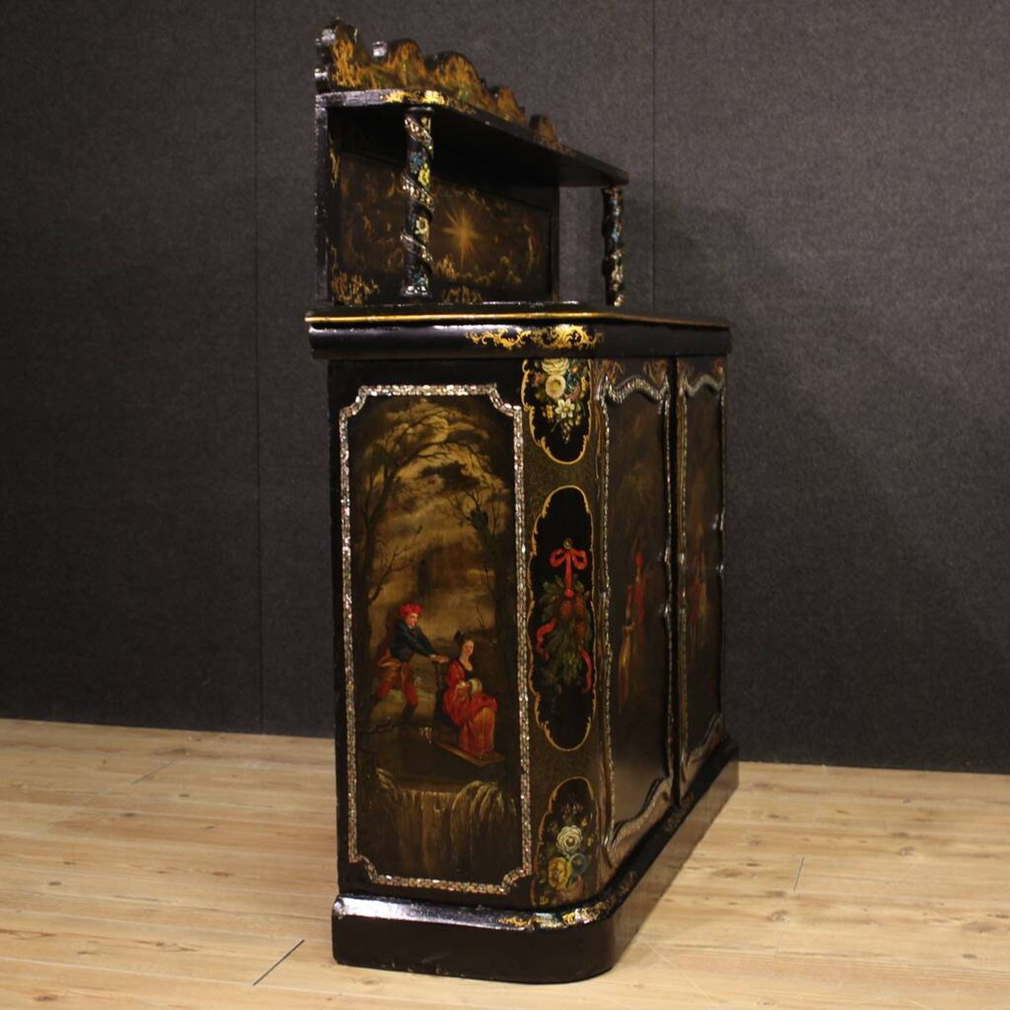 Buffet anglais laqué et peint du XIXe siècle