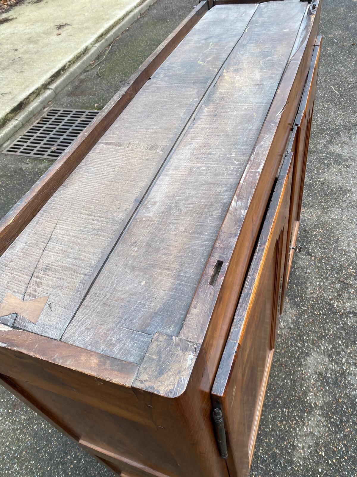 Louis XV buffet in solid wood from the 18th century.