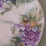 Onnaing grape bunches dabbling plate