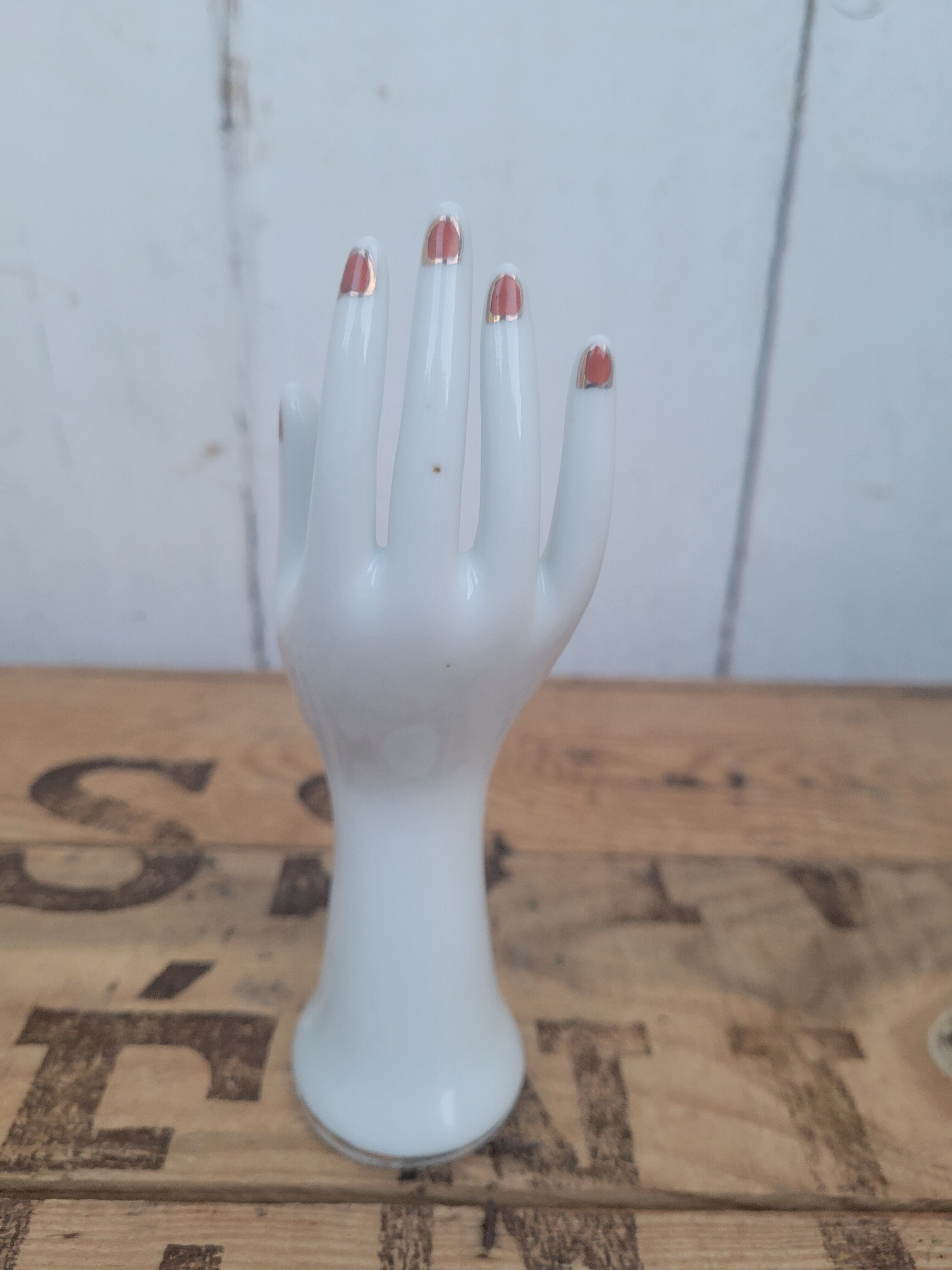 Hand-shaped Baguier