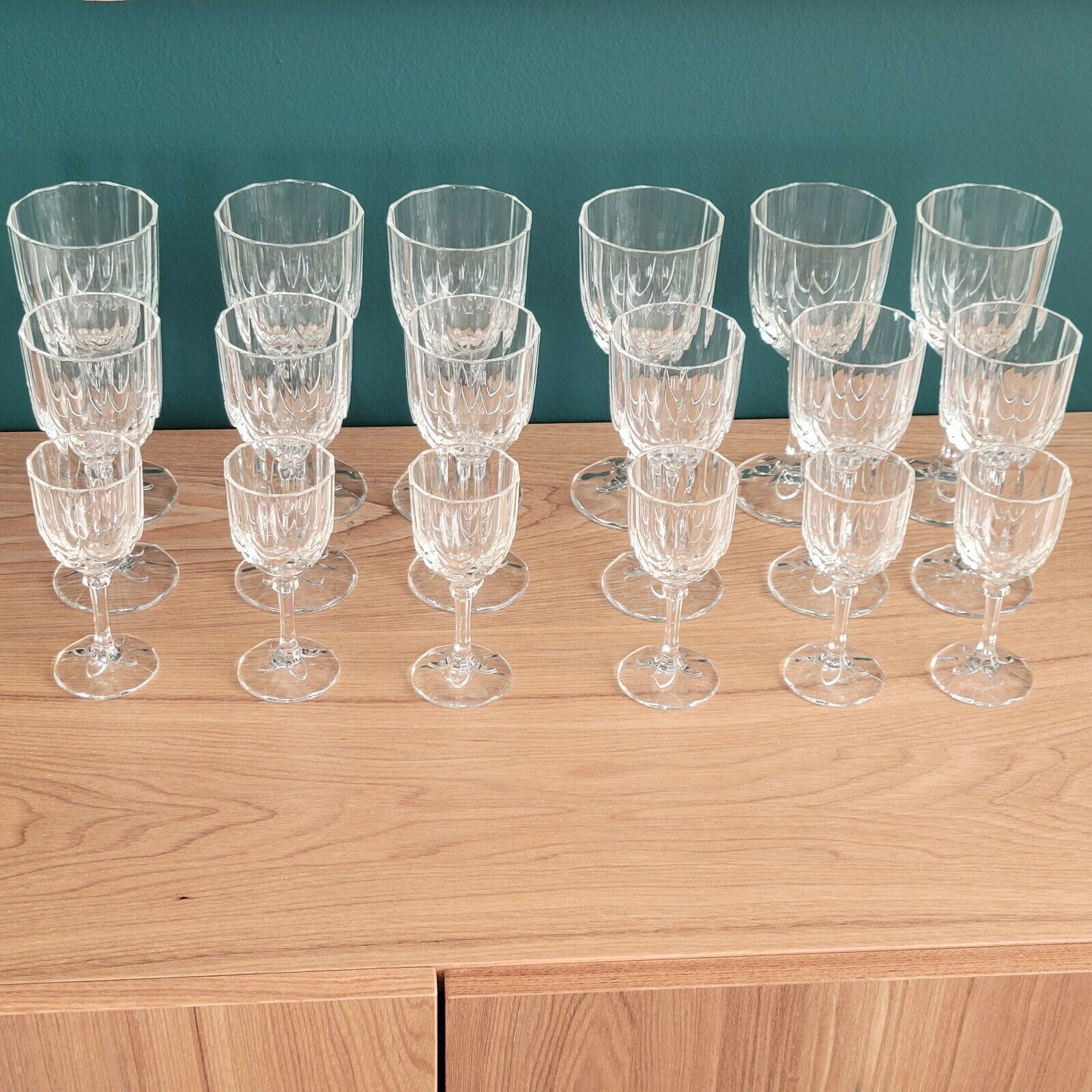 18 art deco walking glasses: service for 6 people (water, wine, liqueur)