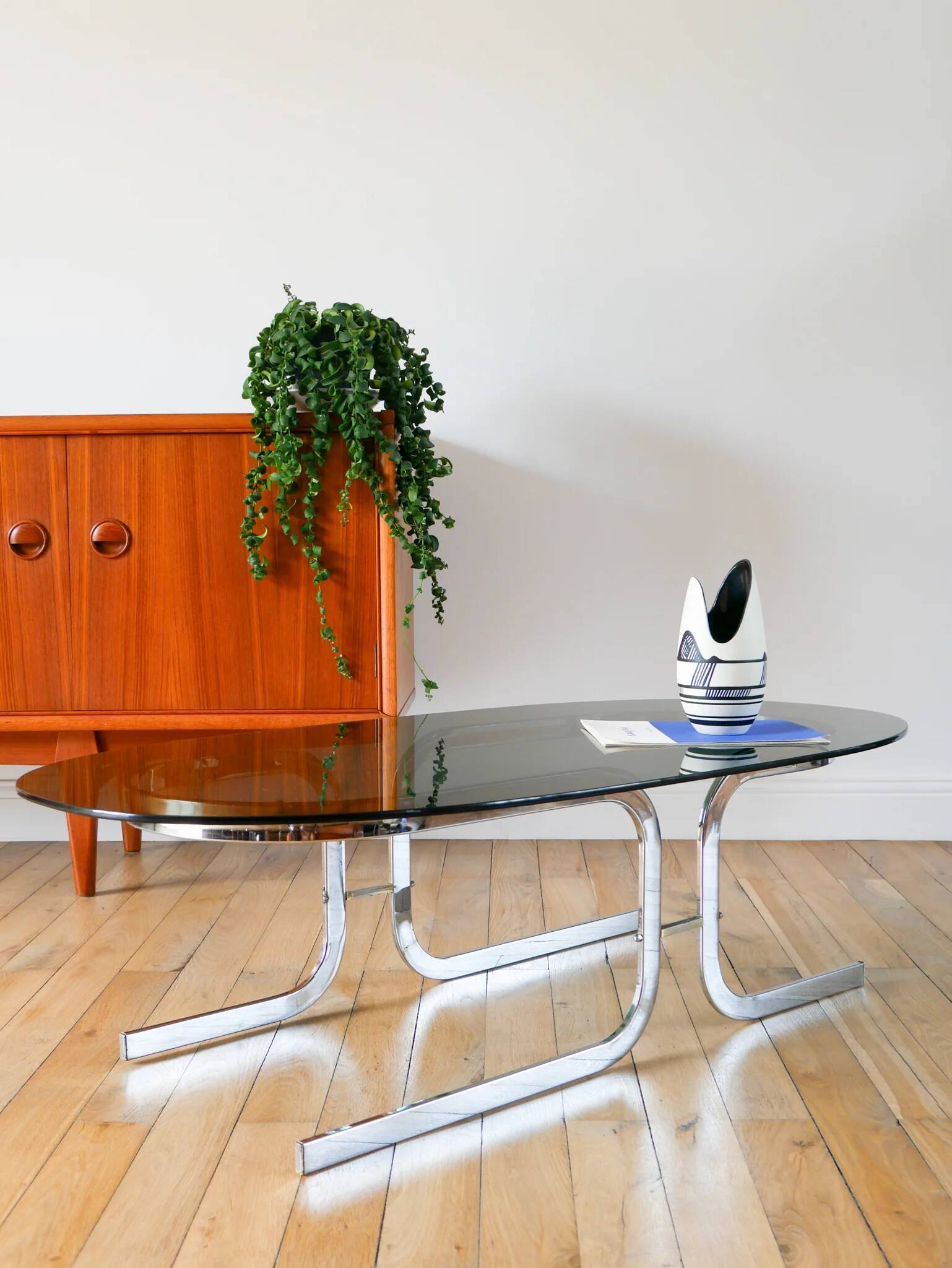 Oval coffee table in smoked glass and chrome, original double S design base, 1970.