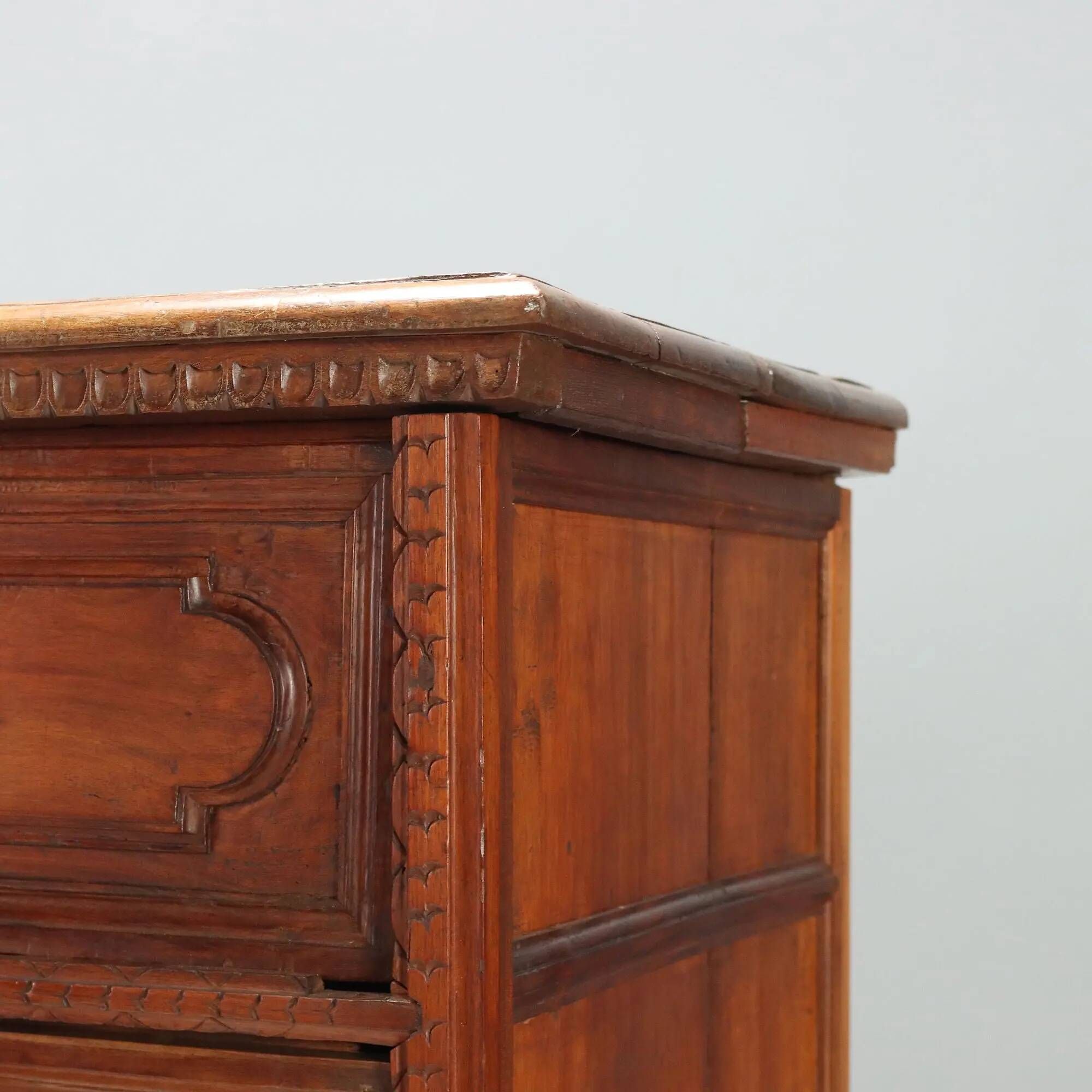 Antique baroque walnut chest of drawers with 4 drawers, 17th century.