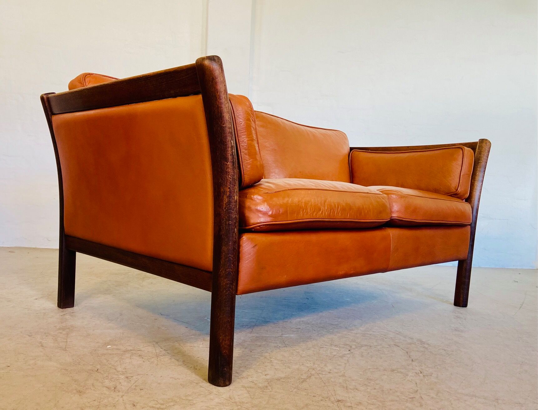 Canapé vintage danois des années 60 en cuir cognac pour 2 personnes.