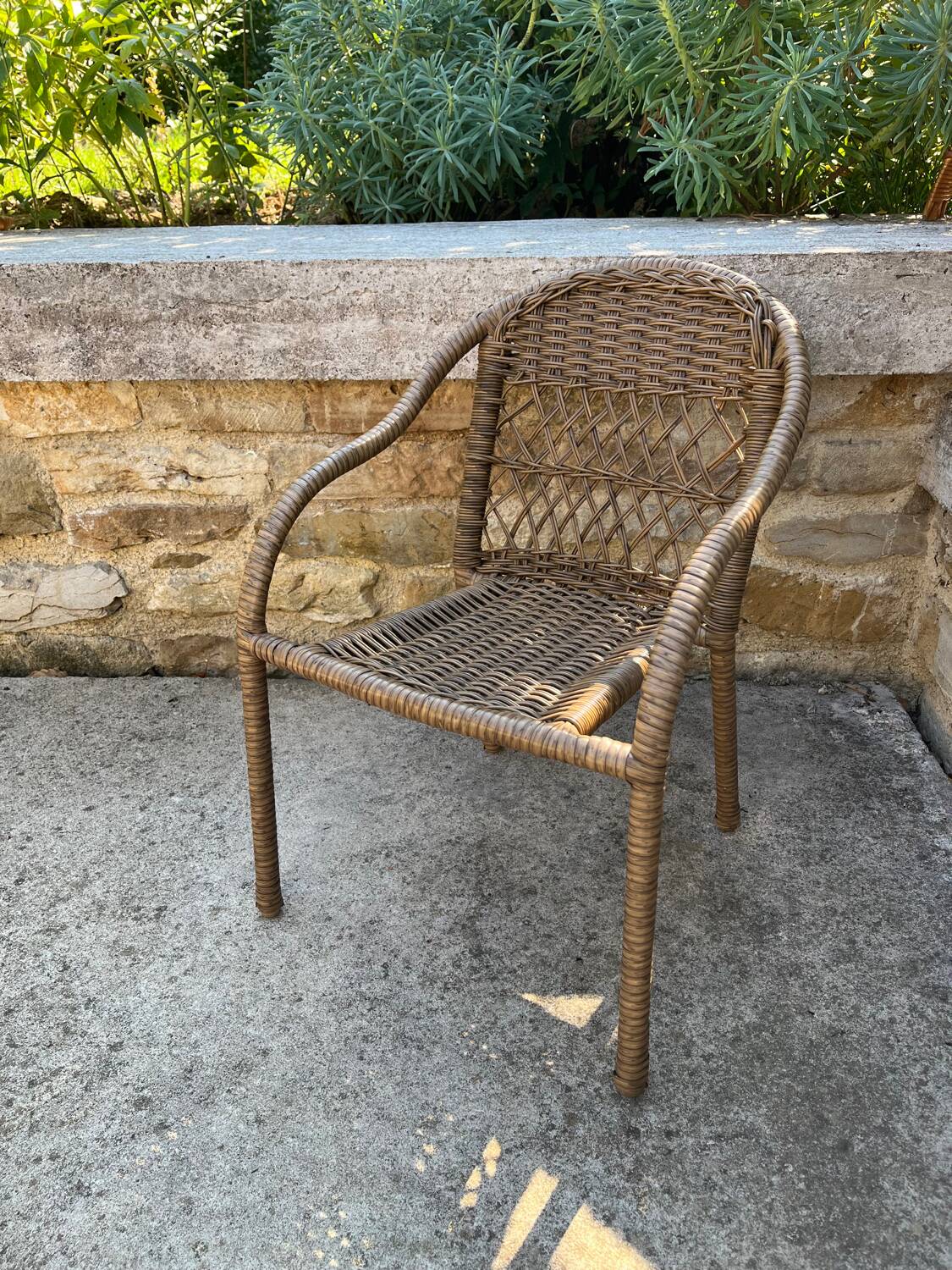 Small children's chair in beige scoubidou.