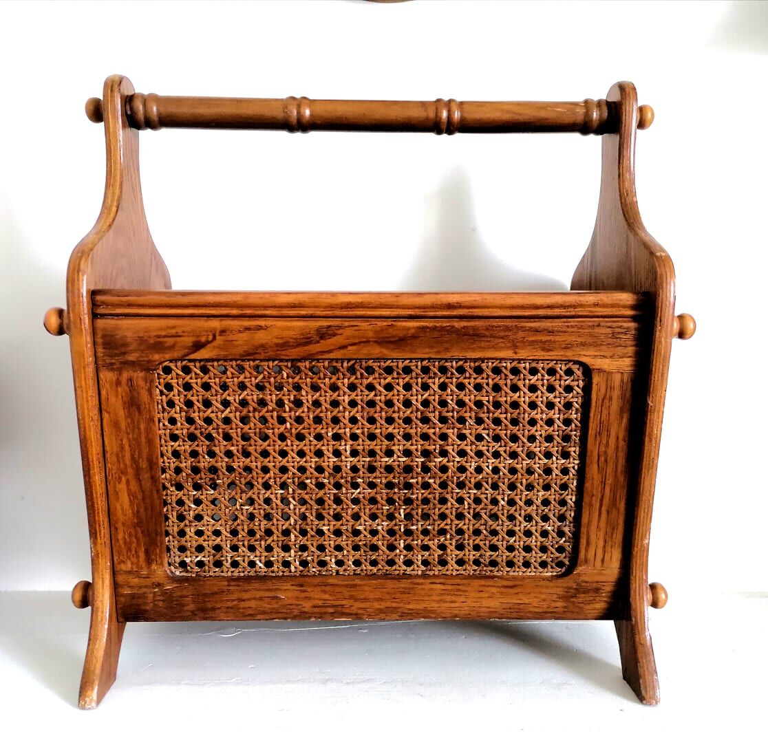 Vintage cannage magazine door